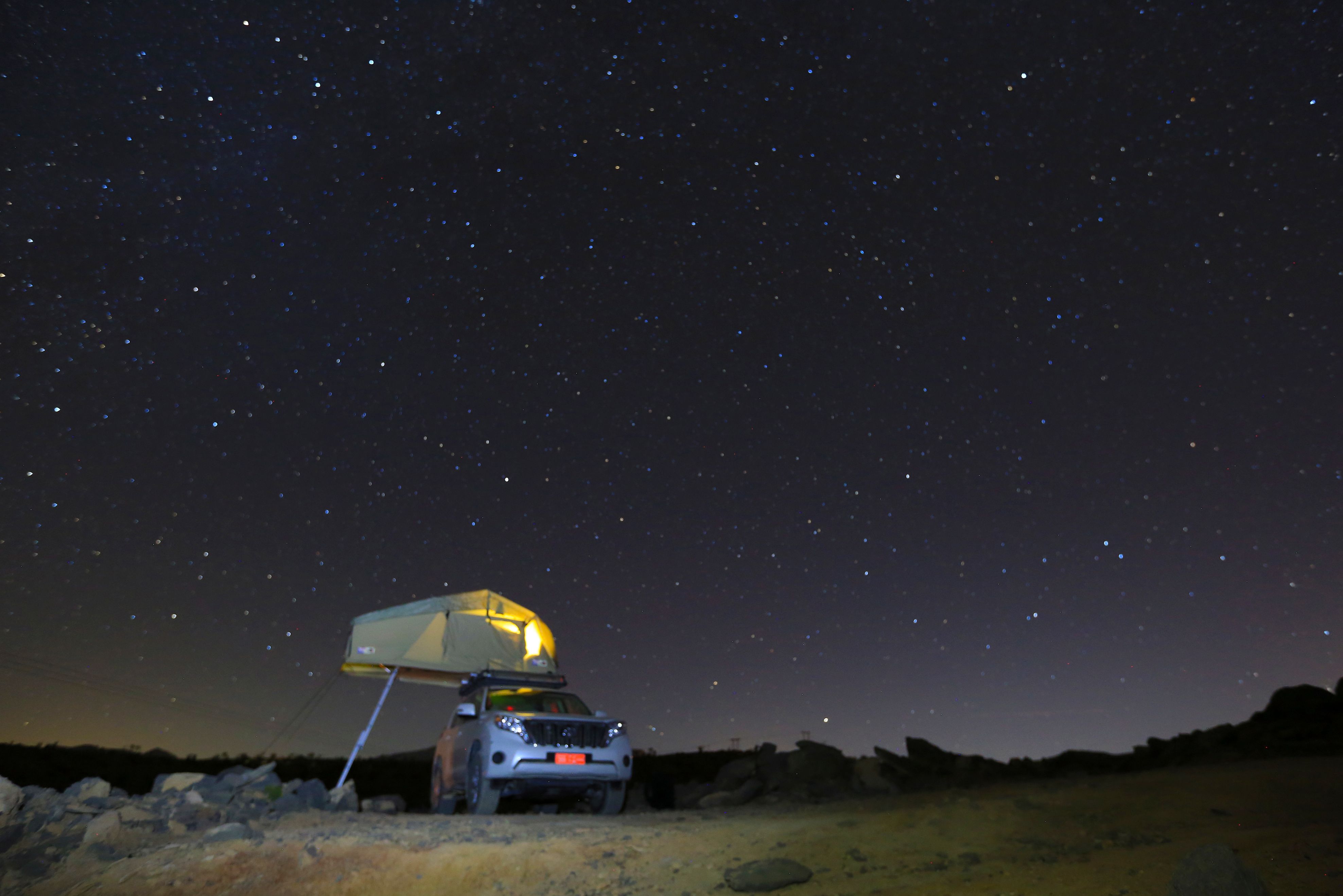 Sterrenhemel boven daktent in Oman