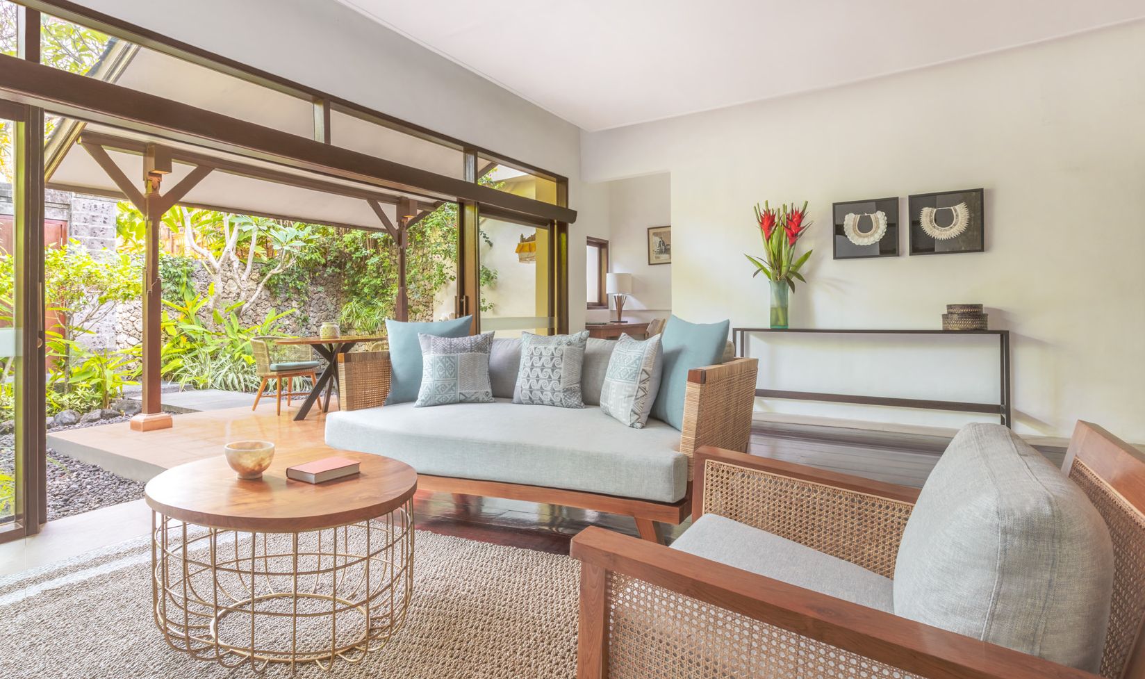 Woonkamer van de Garden Villa in The Pavilions Bali in Sanur op Bali