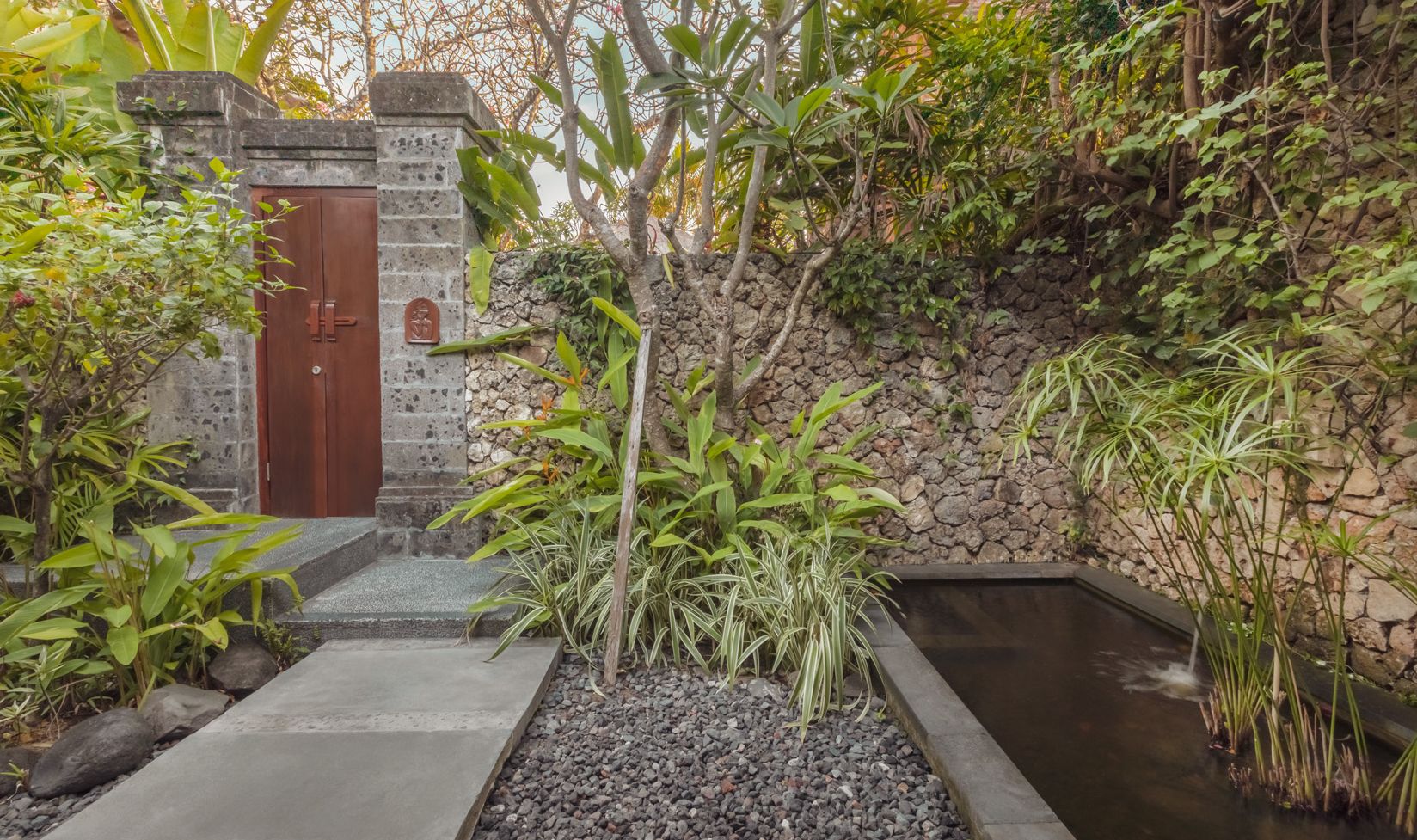 Prive tuintje van de Garden Villa in The Pavilions Bali in Sanur op Bali