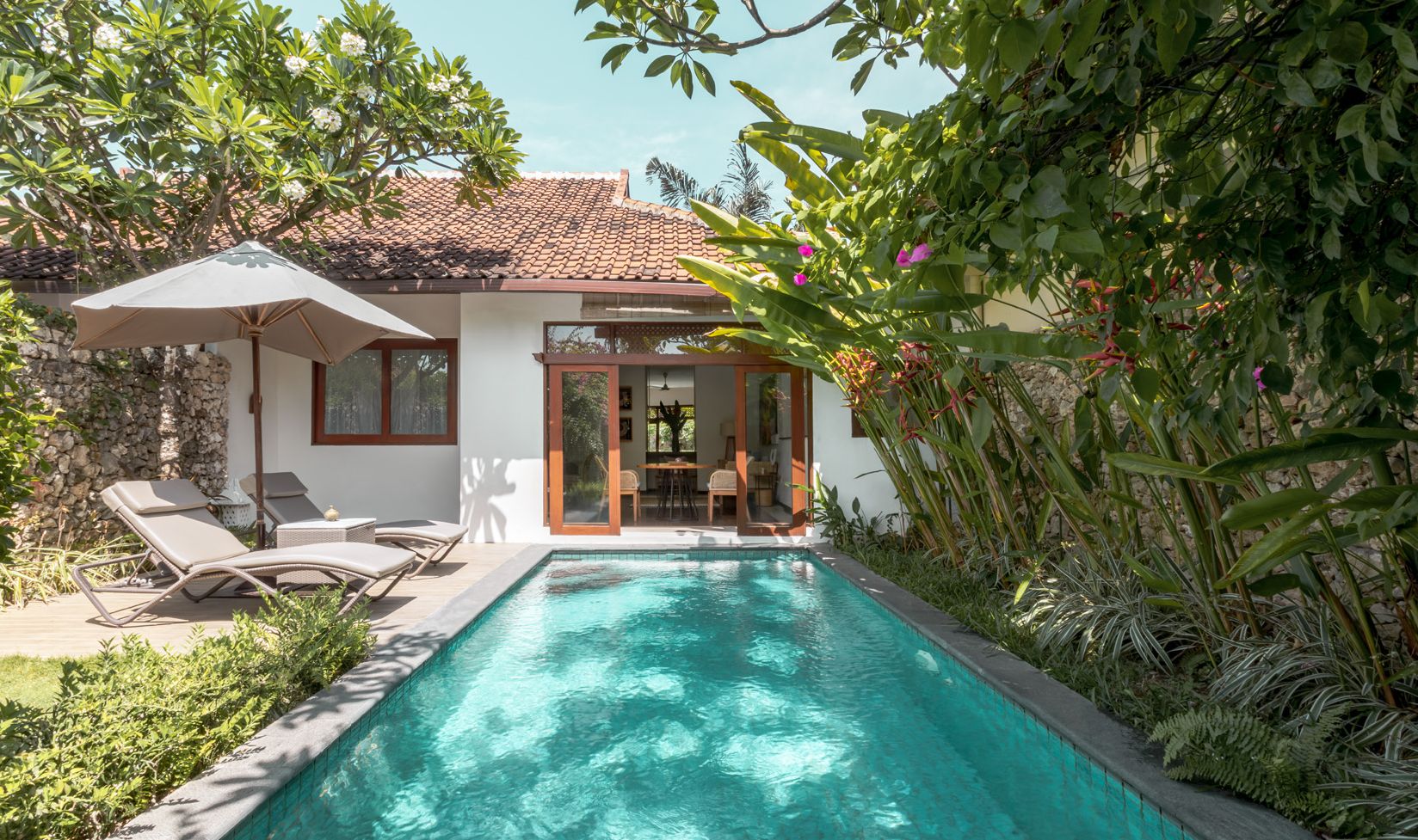 Tuintje met zwembadje van de Pool Villa in The Pavilions Bali in Sanur op Bali