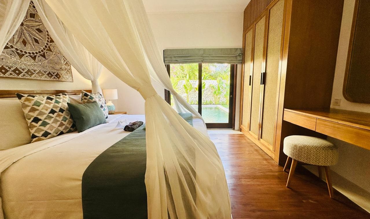 Slaapkamer van de Pool Villa in The Pavilions Bali in Sanur op Bali