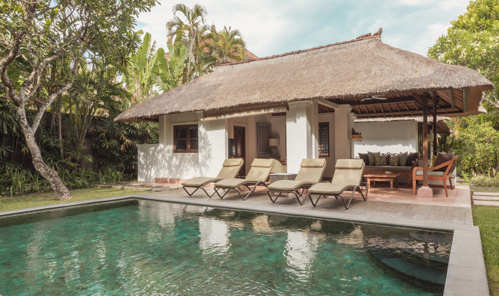 Tuin met zwembadje van de Two Bedroom Pool Villa in The Pavilions Bali in Sanur op Bali