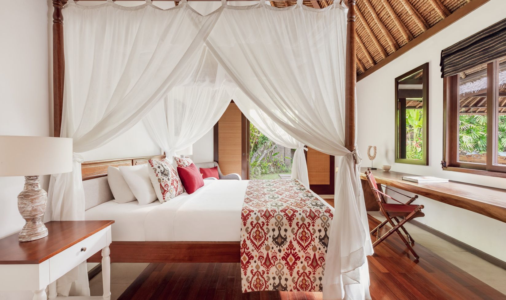 Slaapkamer van de Two Bedroom Pool Villa in The Pavilions Bali in Sanur op Bali