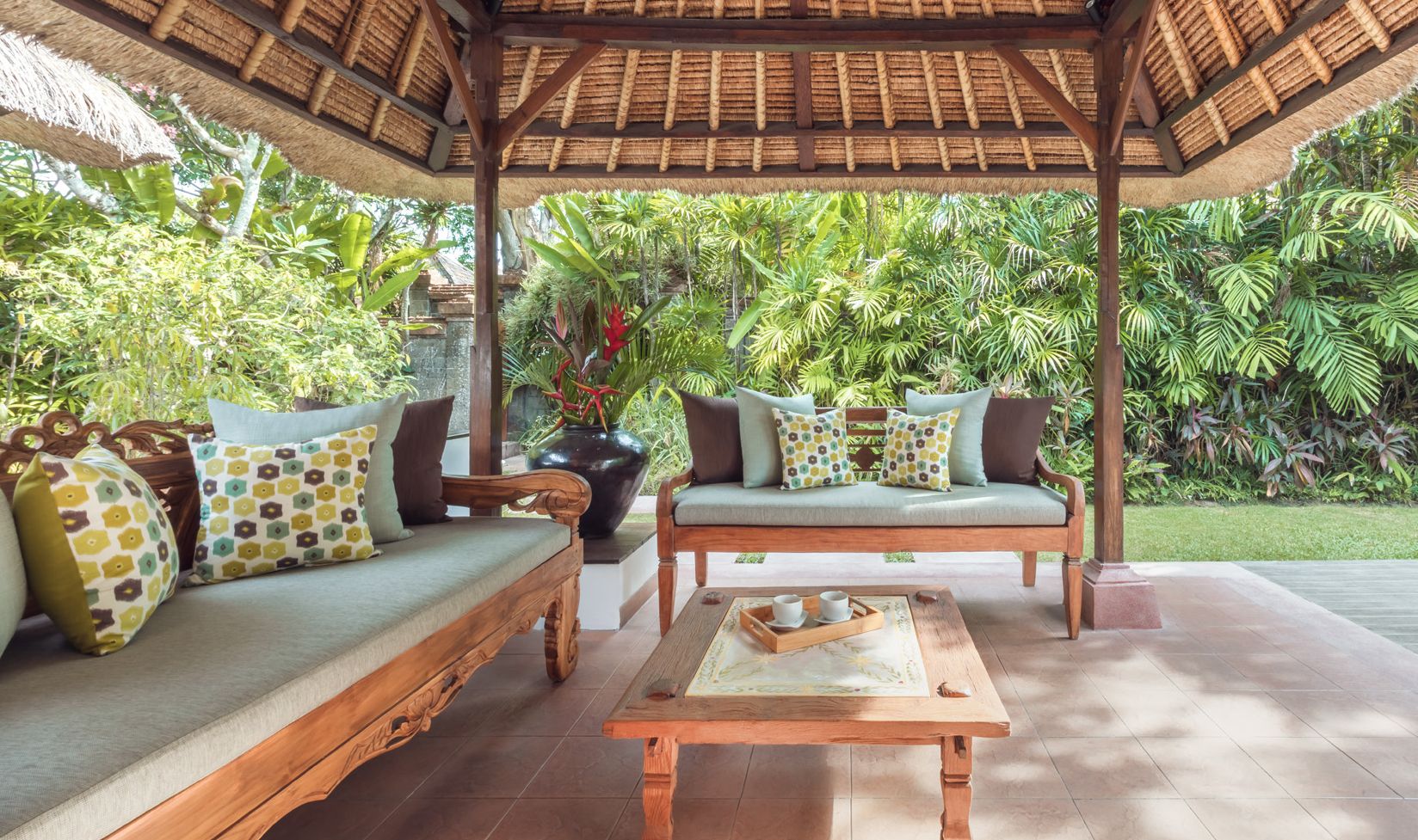 Woonkamer buiten van de Two Bedroom Pool Villa in The Pavilions Bali in Sanur op Bali