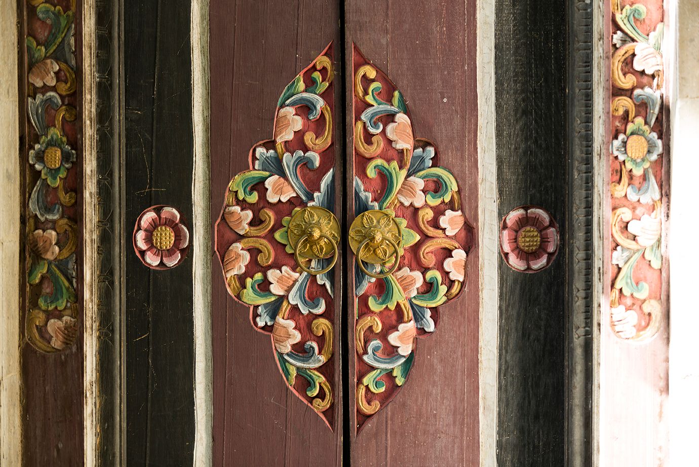 Detail van Balinese deur in The Pavilions Bali in Sanur op Bali