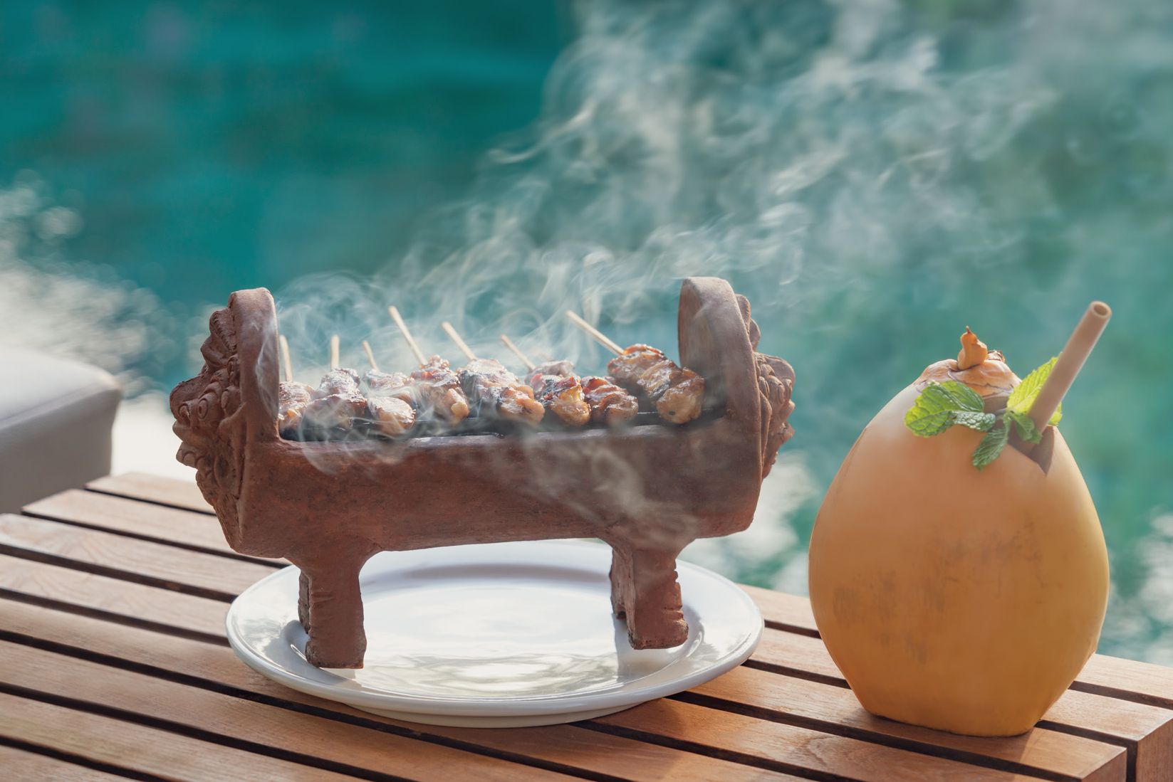 Lunch bij de Poolside Bar aan het zwembad in The Pavilions Bali in Sanur op Bali