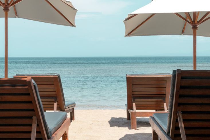 Strand van Sanur nabij The Pavilions Bali in Sanur op Bali