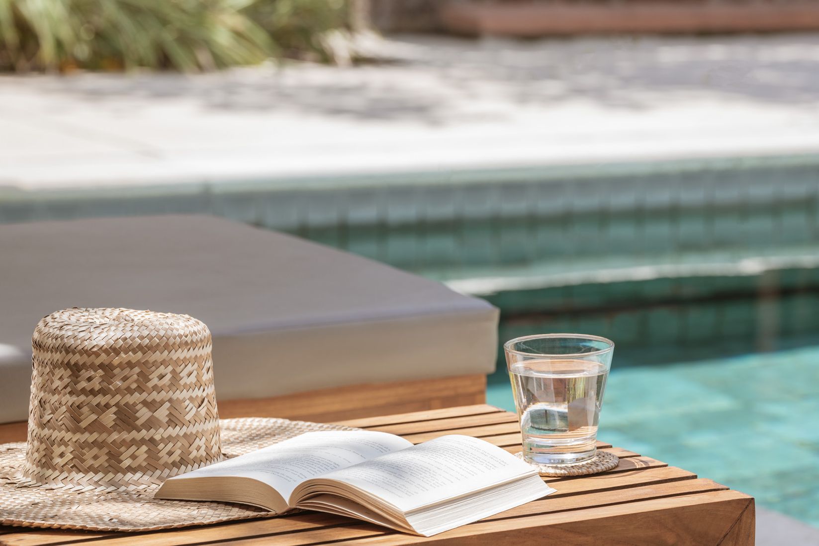 Ontspannen aan het zwembad in The Pavilions Bali in Sanur op Bali