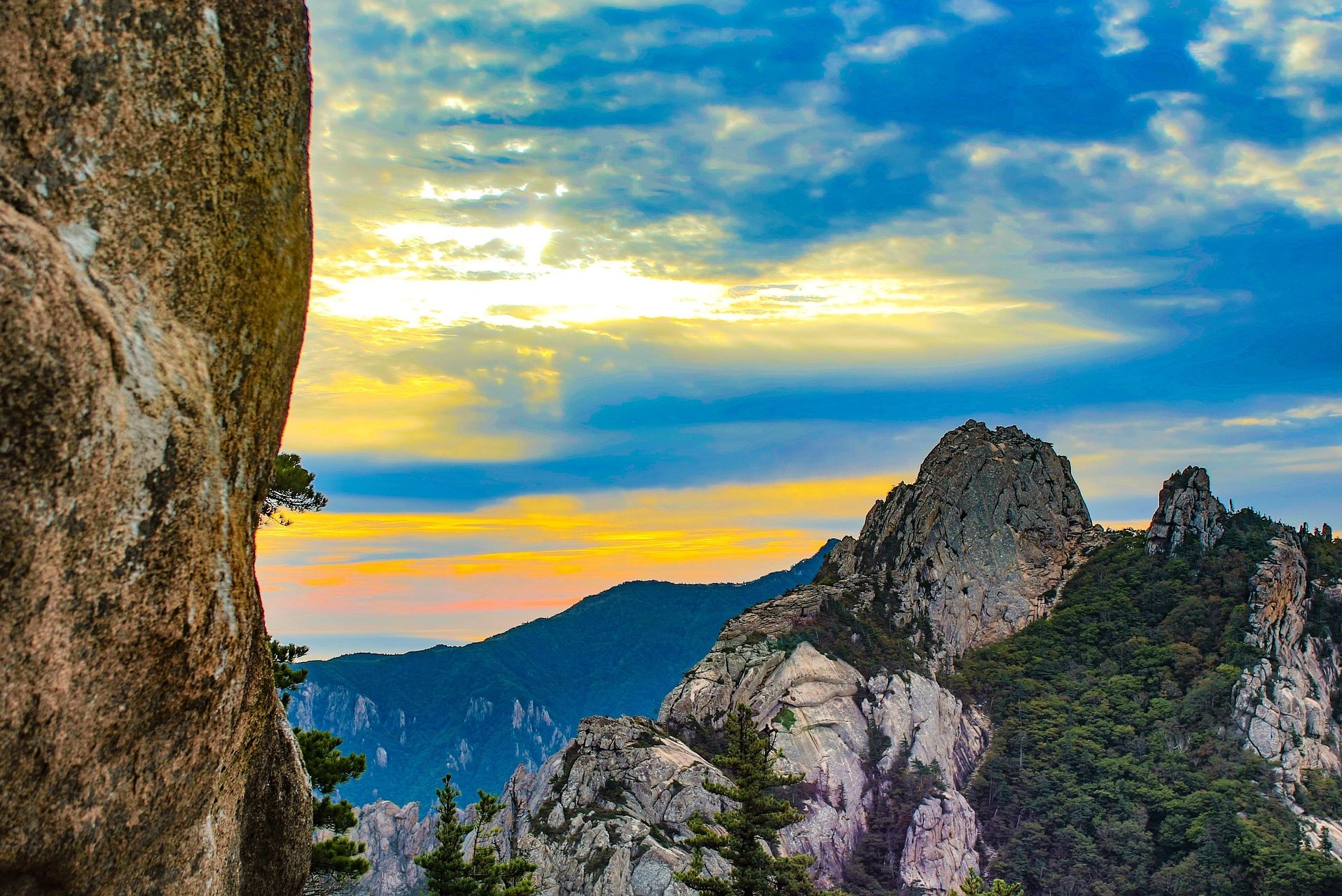 Zuid-Korea-seoraksan-national-park-panorama-zonsondergang