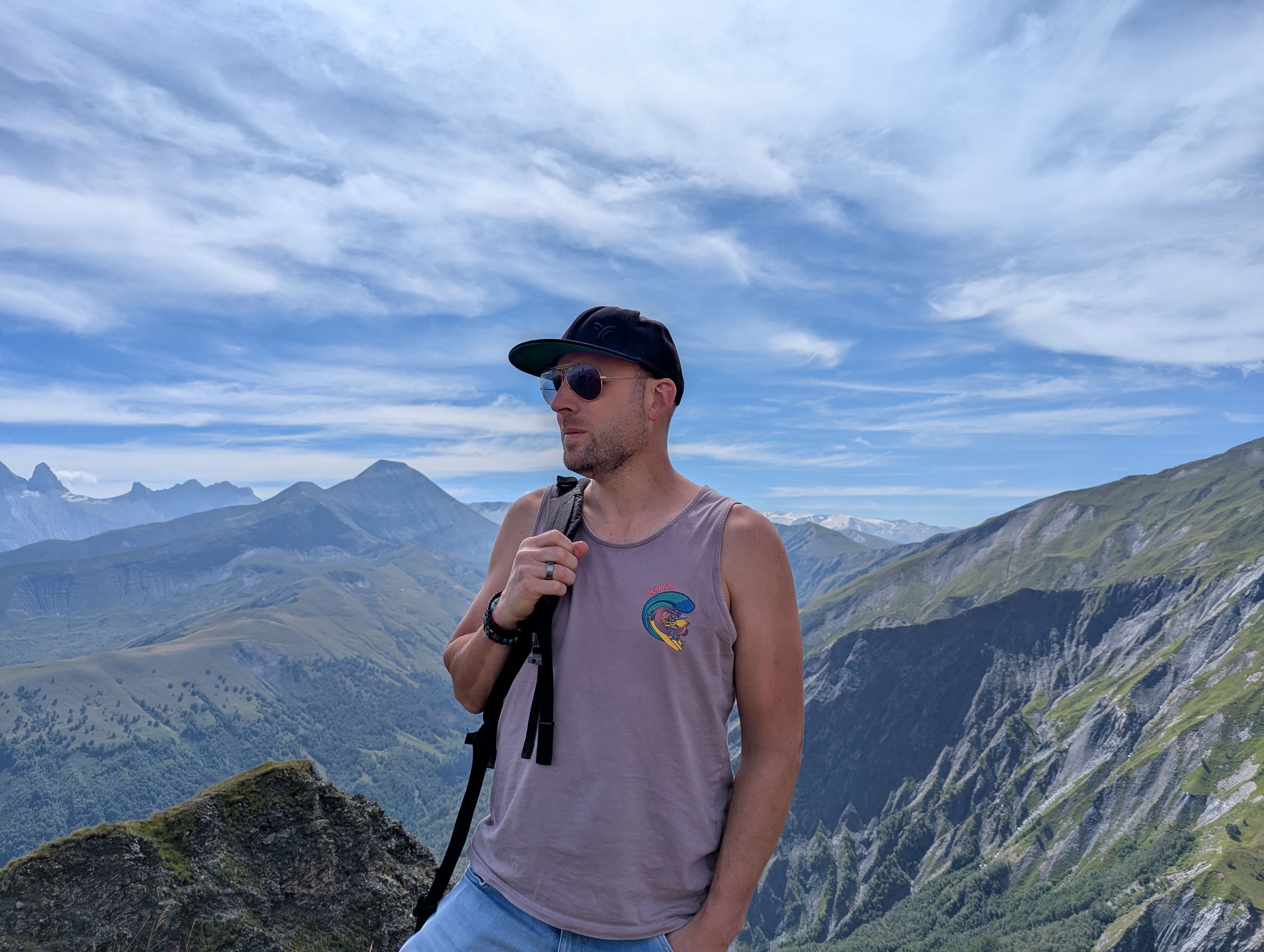 Remco loup in de bergen op vakantie