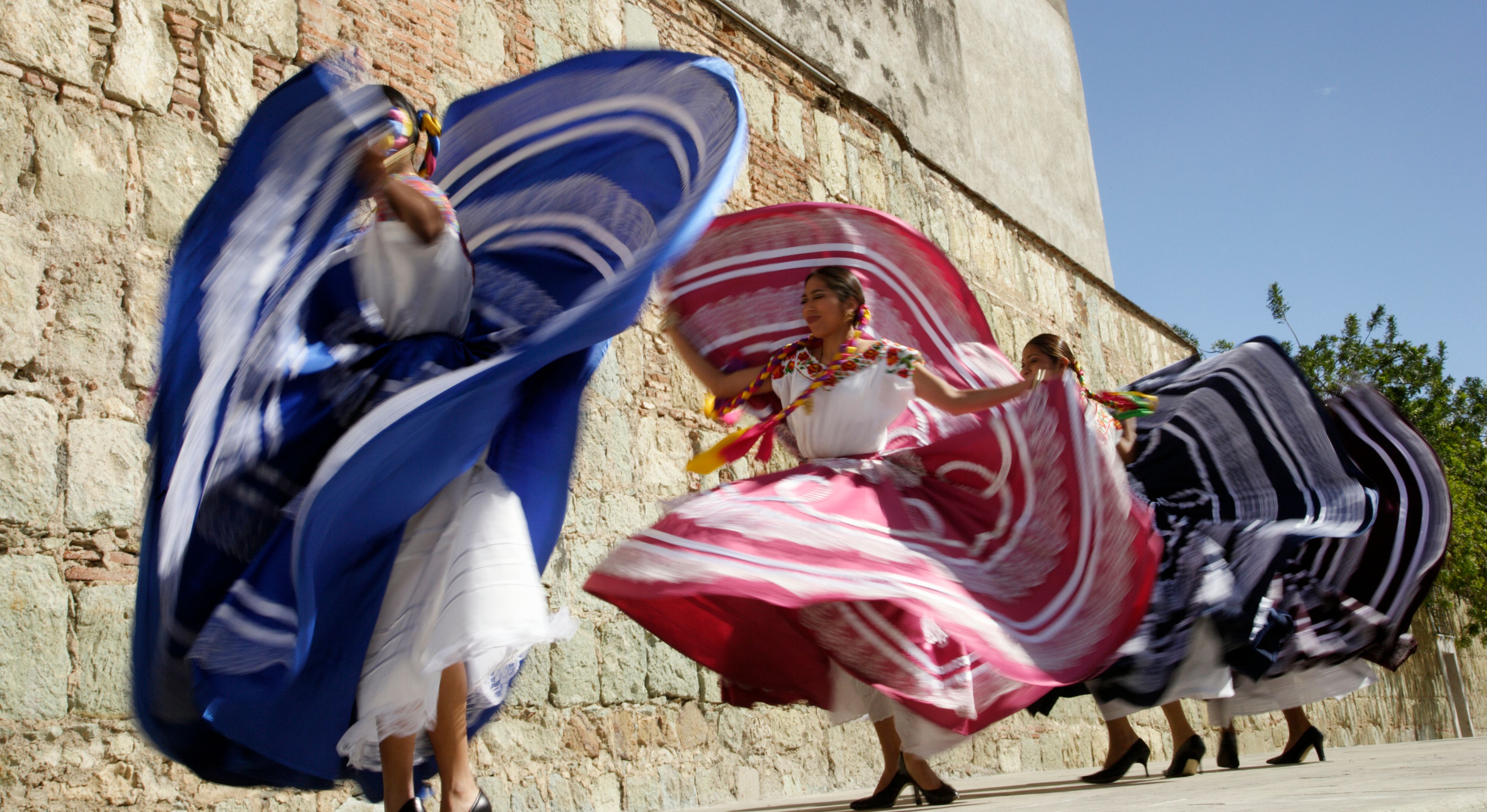 Mexico-Oaxaca-traditionele-danseressen-lokale-kleding