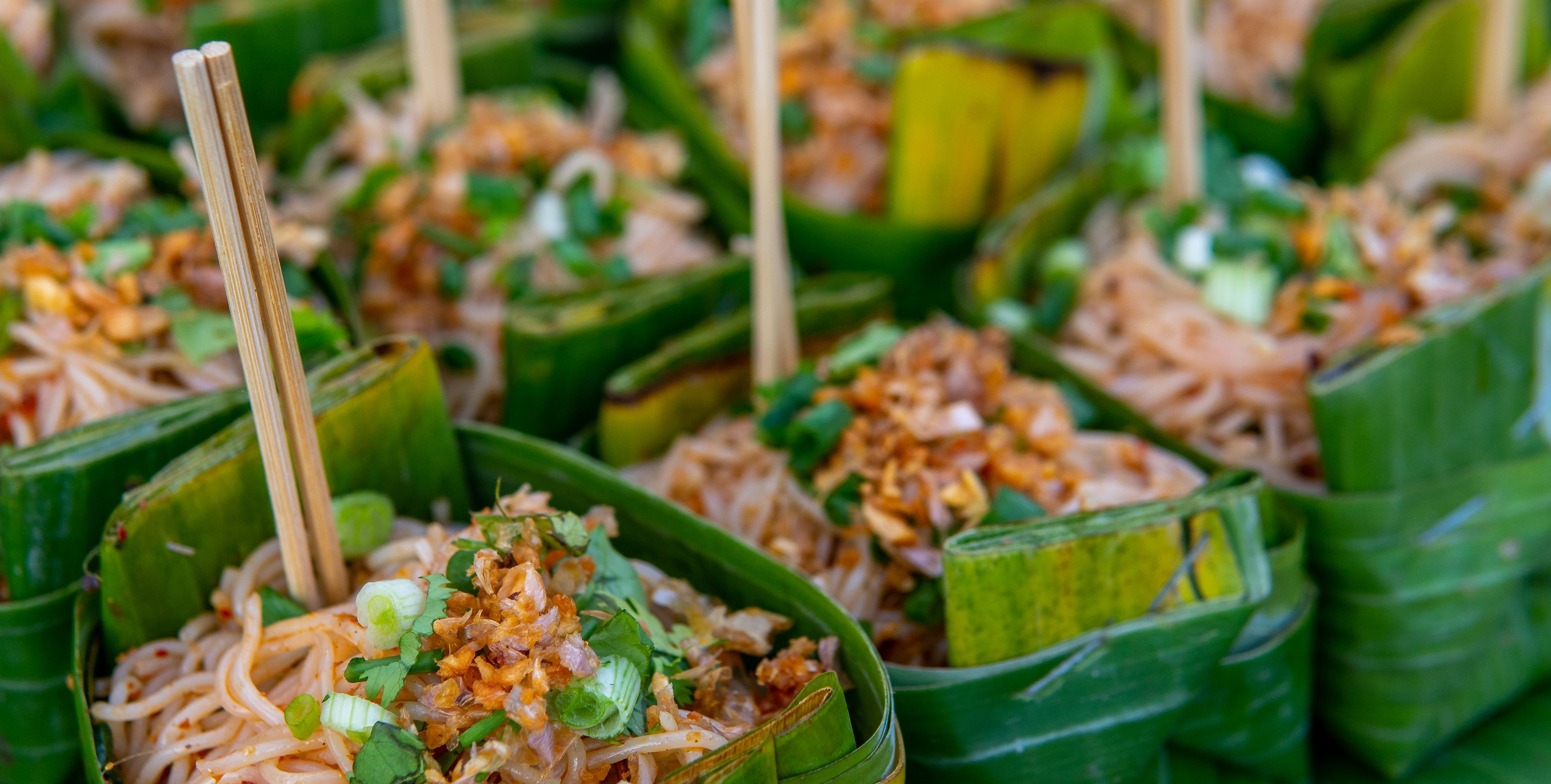 Thailand-algemeen-eten-gerecht-streetfood-Pad-Thai-bananenblad