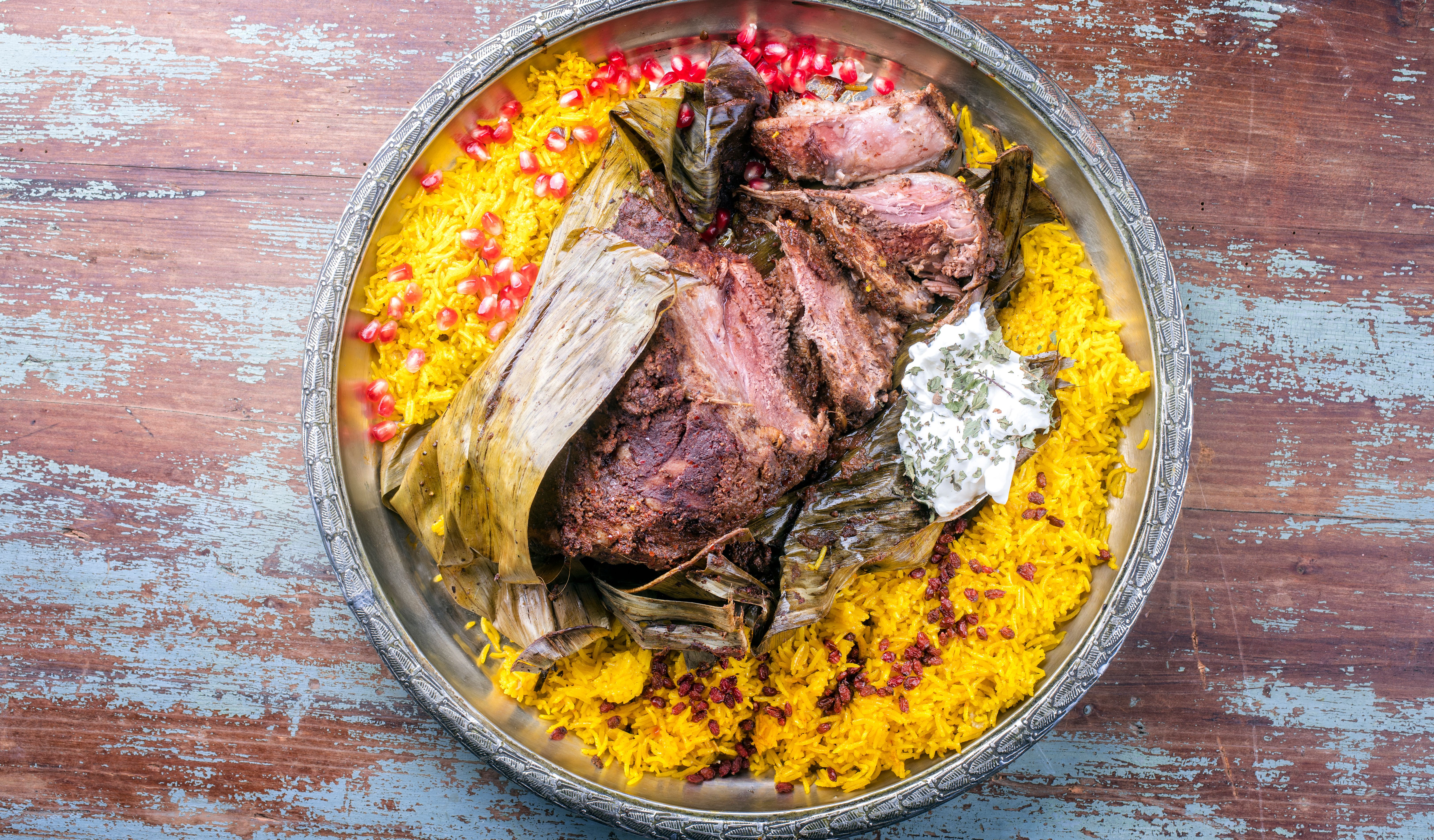 Oman-Algemeen-gerecht-eten-lamsvlees-met-bananenbladeren-en-kruiden-met-rijst