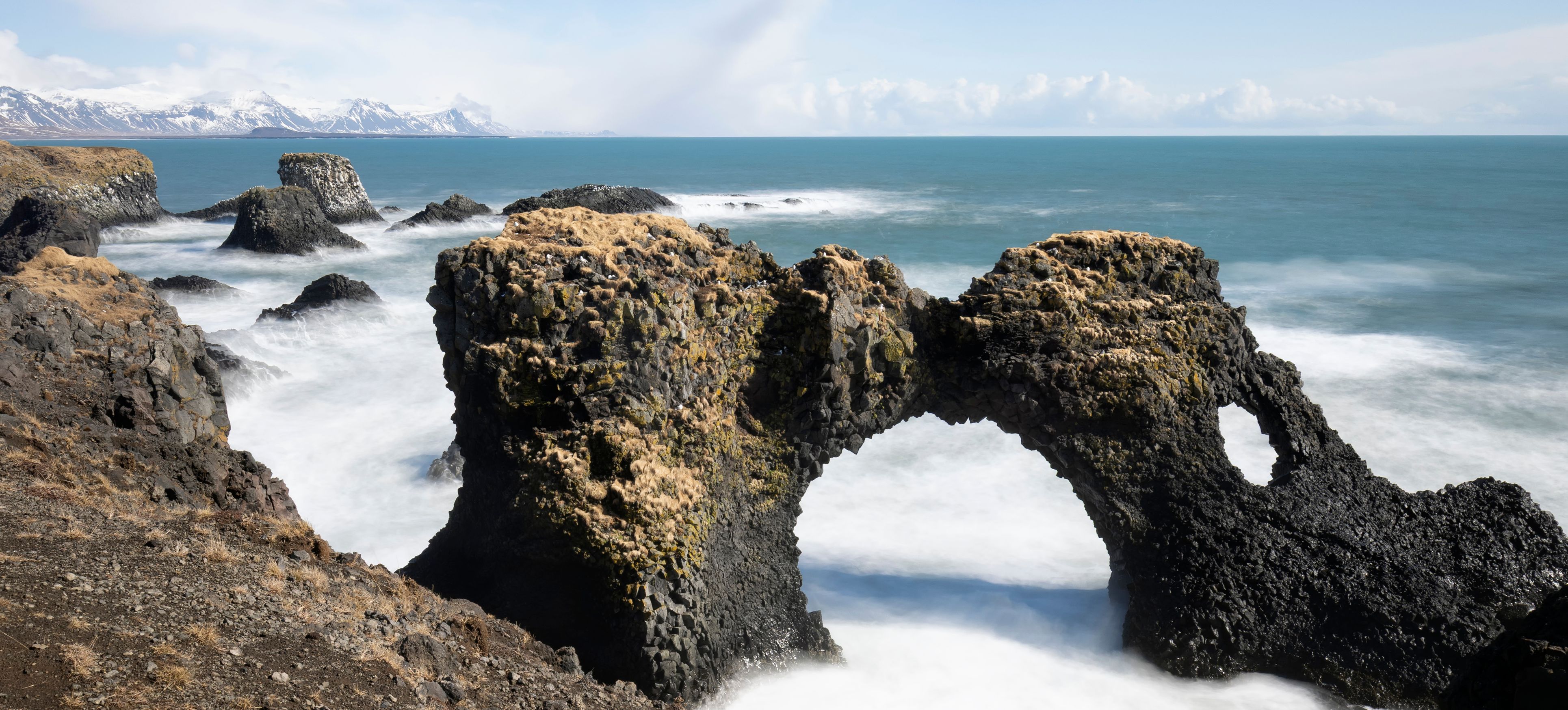 IJsland-Snæfellsnes-Arnarstapi-vissersdorp-Gatklettur-rots