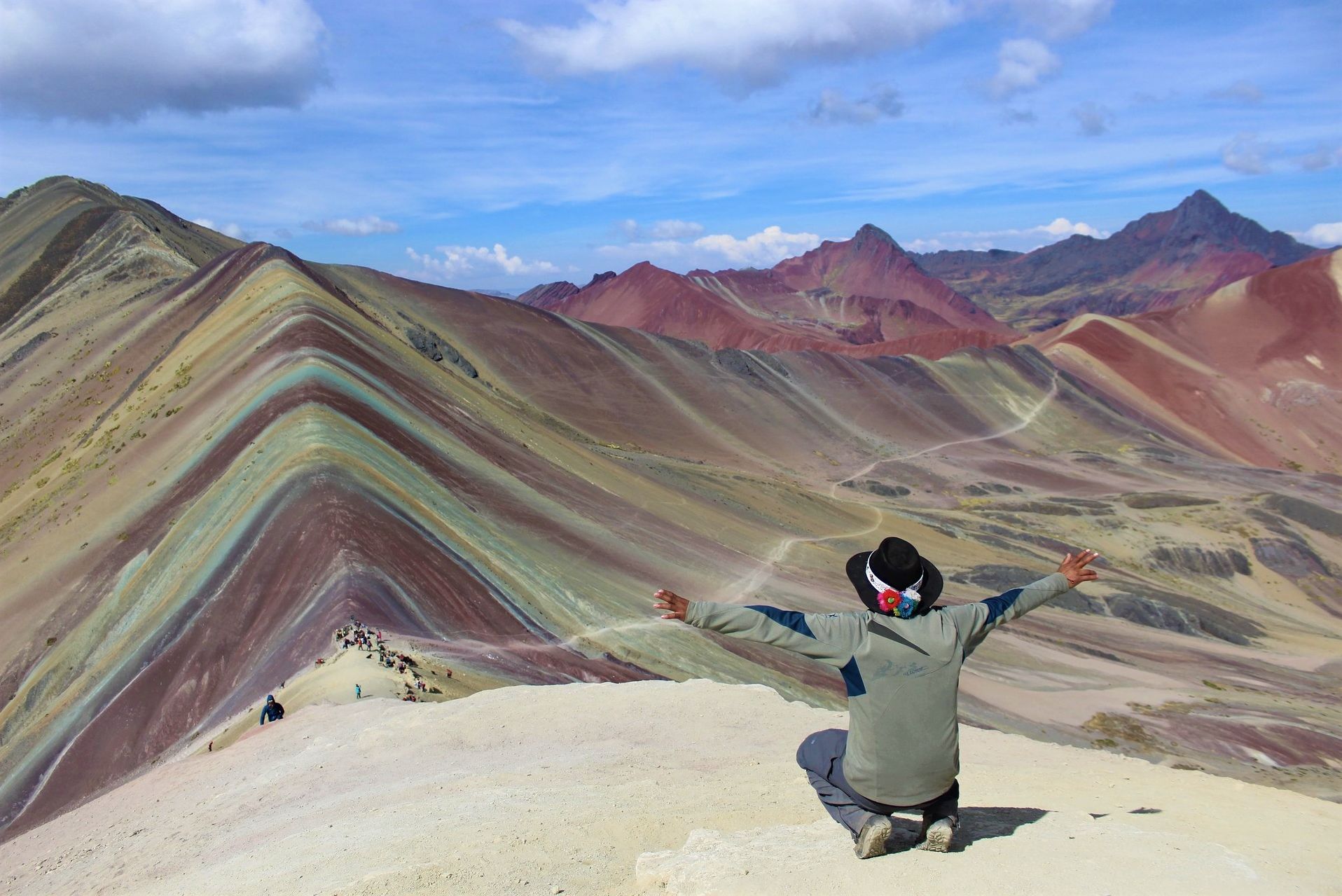 Man geniet van uitzicht rainbow mountain