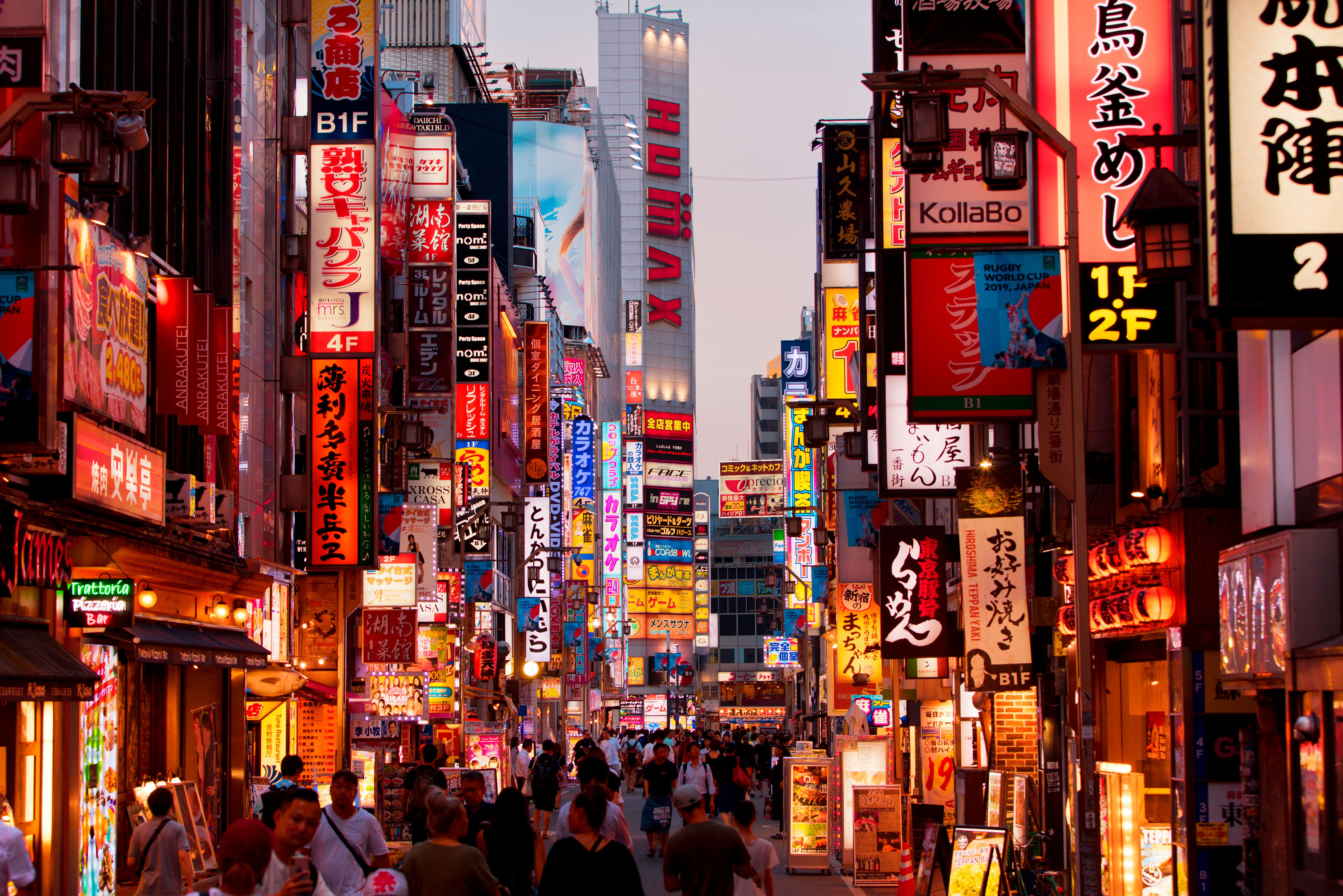 Japan-Tokyo-Schemering-Straatbeeld-Billboards-Neon