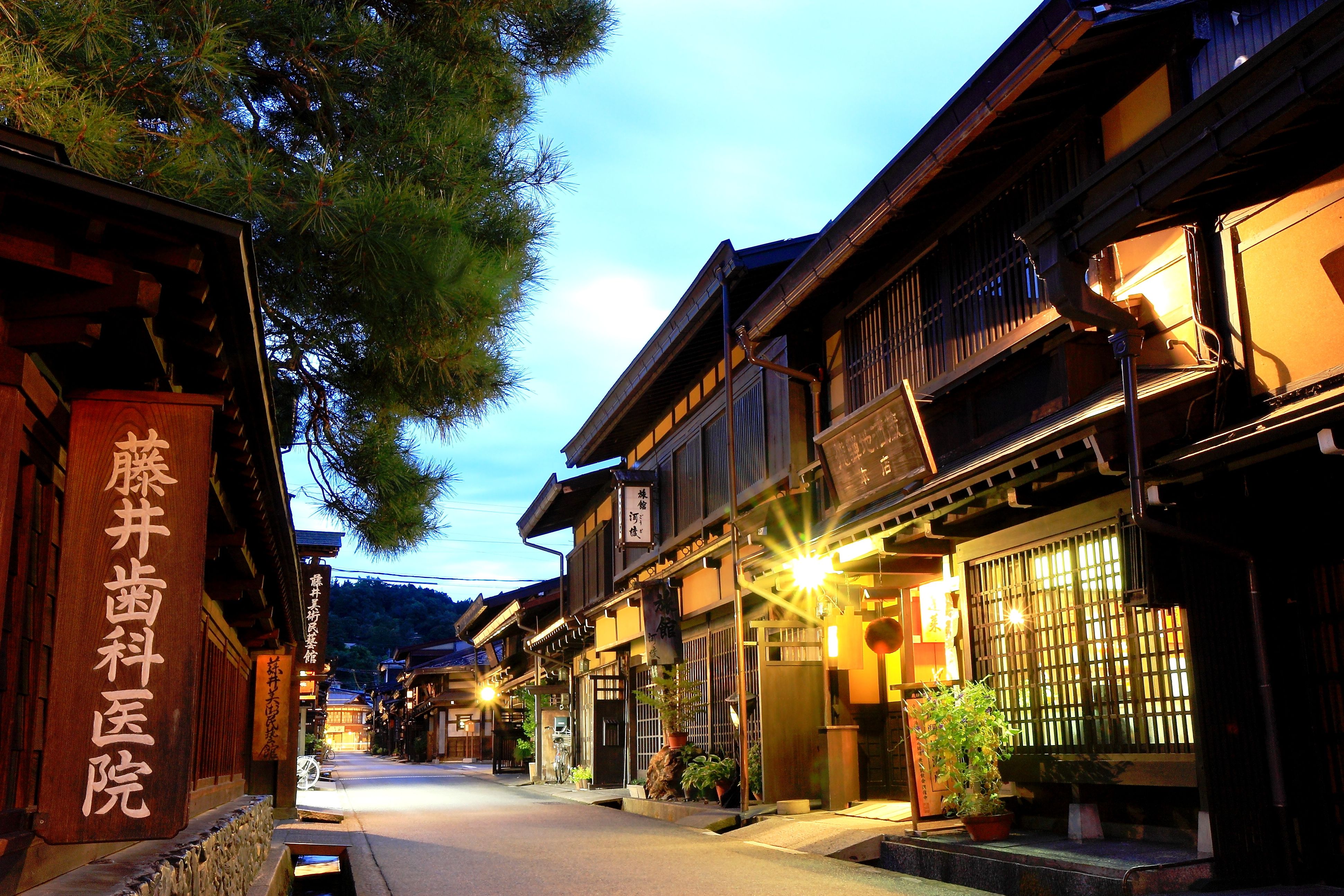 japan-takayama-by-night