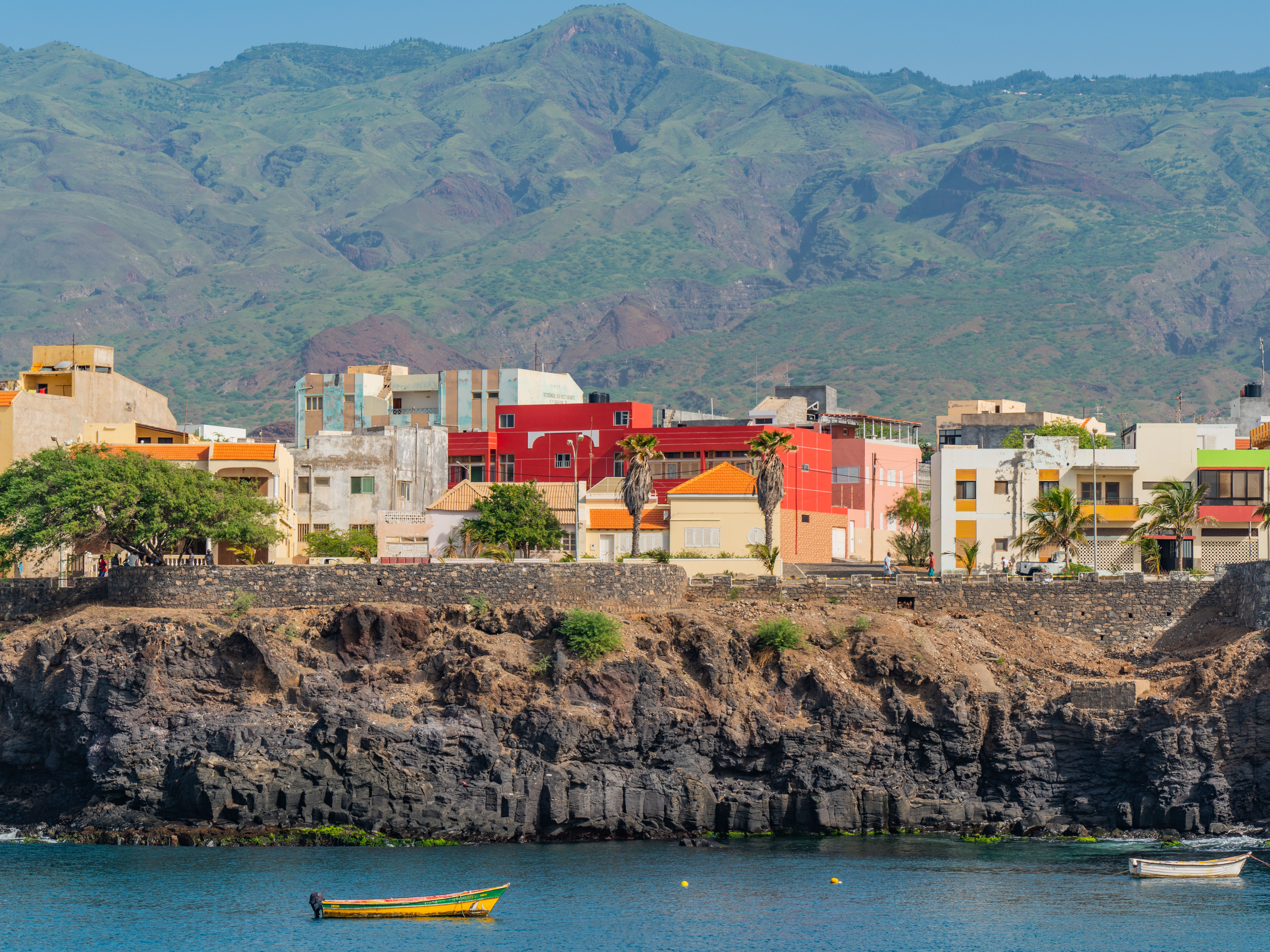 Kaapverdie-Santo-Antao-Porto-Novo-gekleurde-huizen