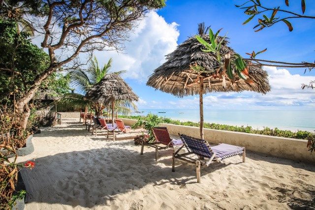 Strand bij Blue Reef Bungalows in Blue Reef Sport and Fishing Lodge in Jambiani op Zanzibar
