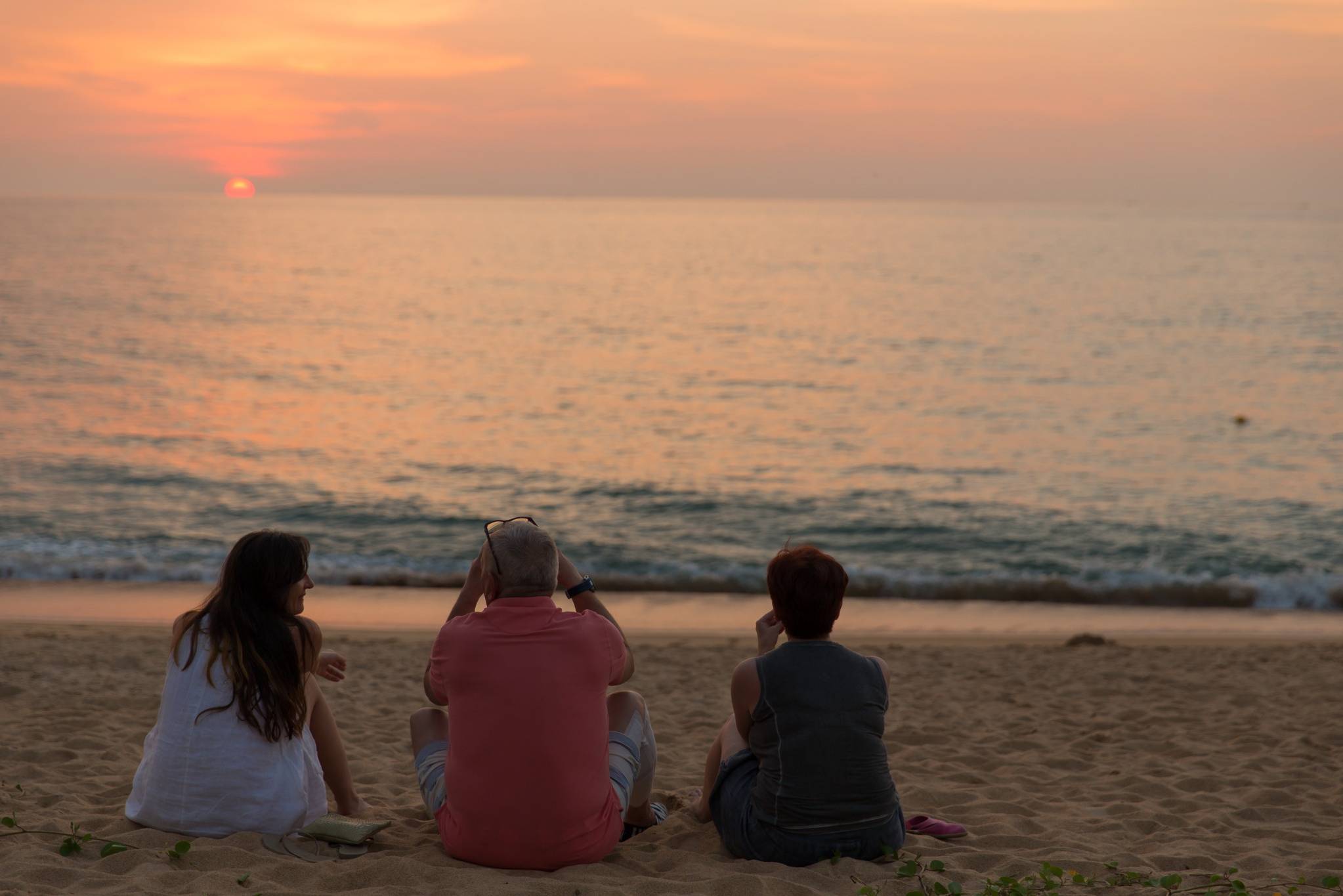 Zonsondergang aan het strand bij het Maikhao Palm Beach Resort in Phuket in Thailand