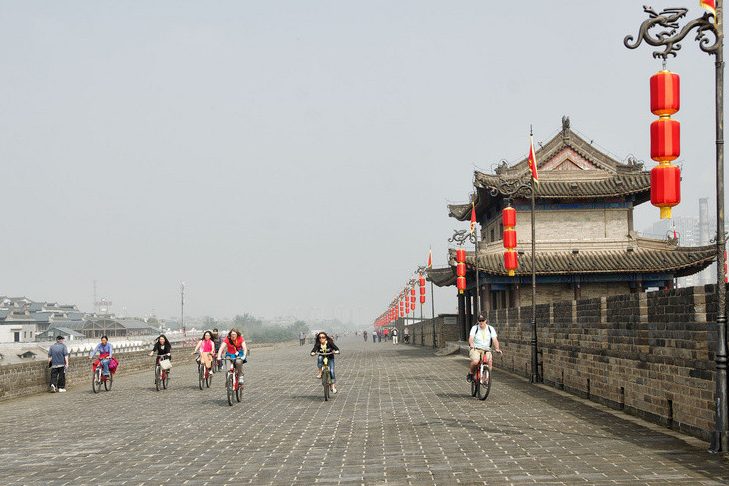Fietsen over de stadsmuur van Xian in China