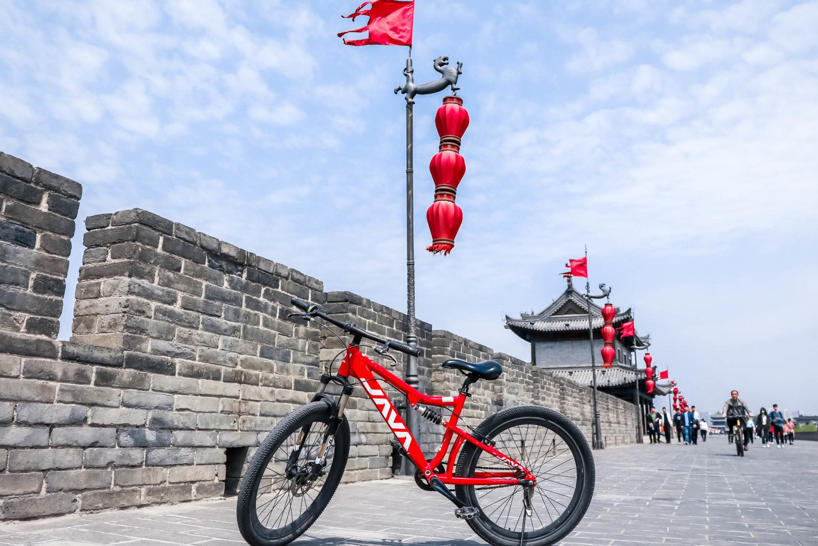 Fietsen over de stadsmuur in Xian in China