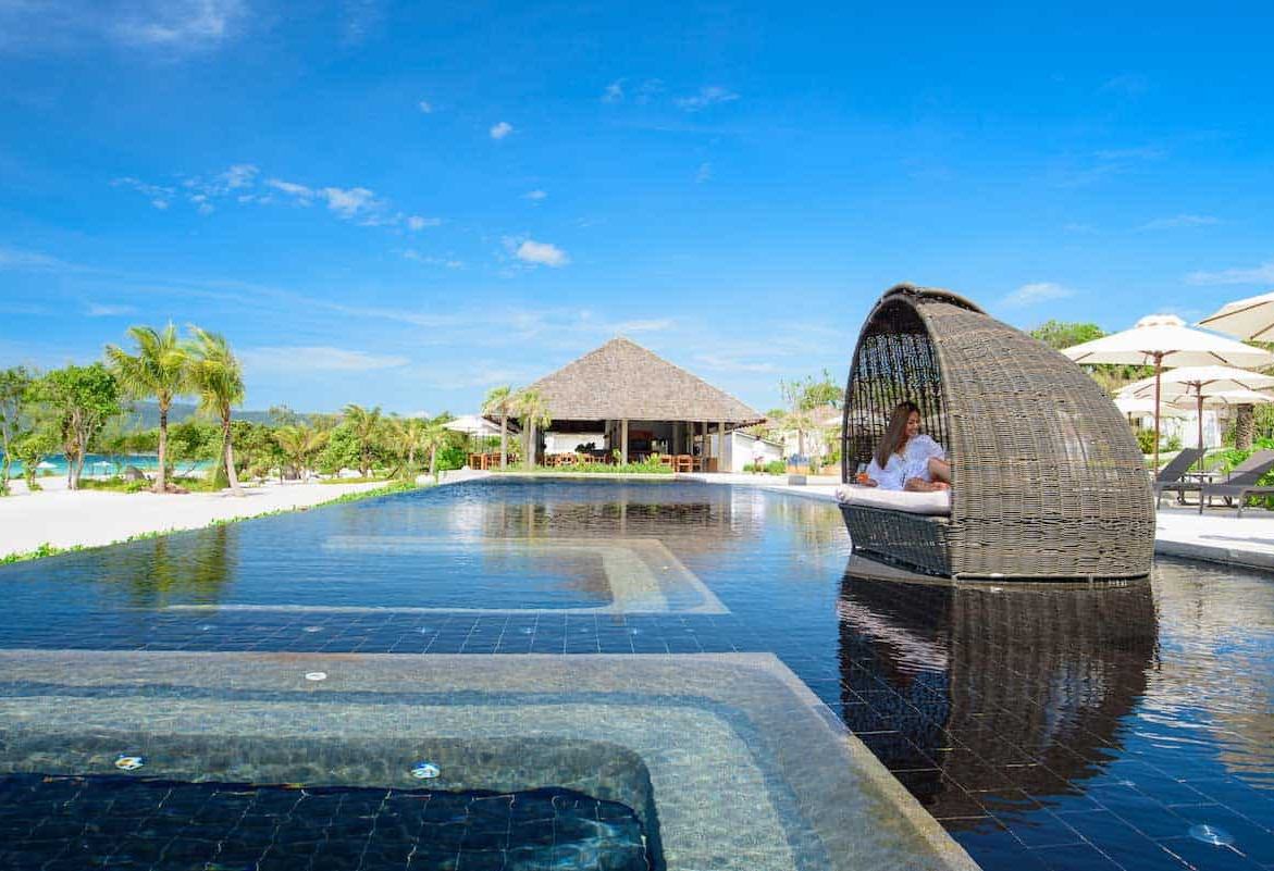 Het zwembad bij The Royal Sands Koh Rong in Cambodja