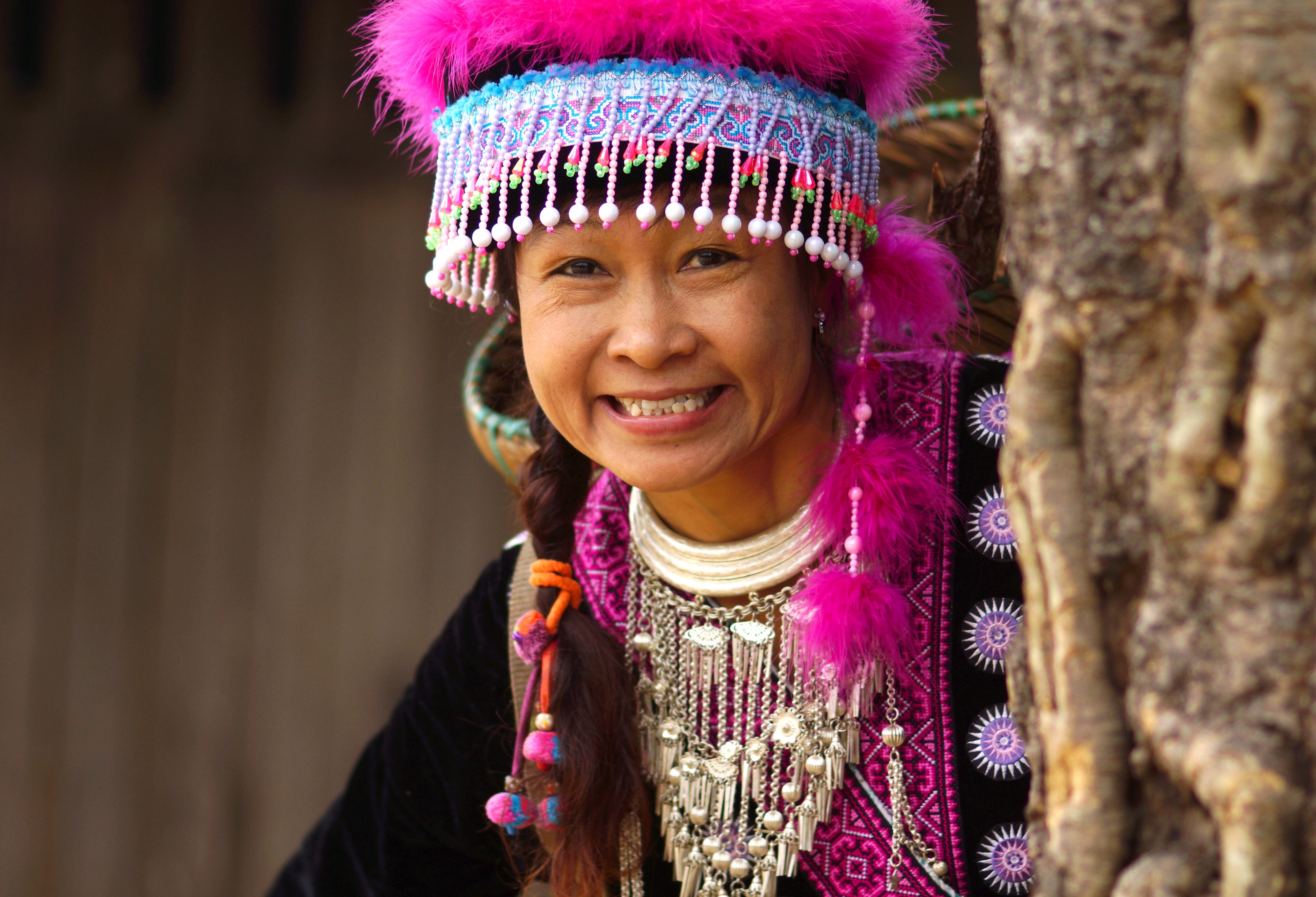 Hmong vrouw in kleurrijke kleding