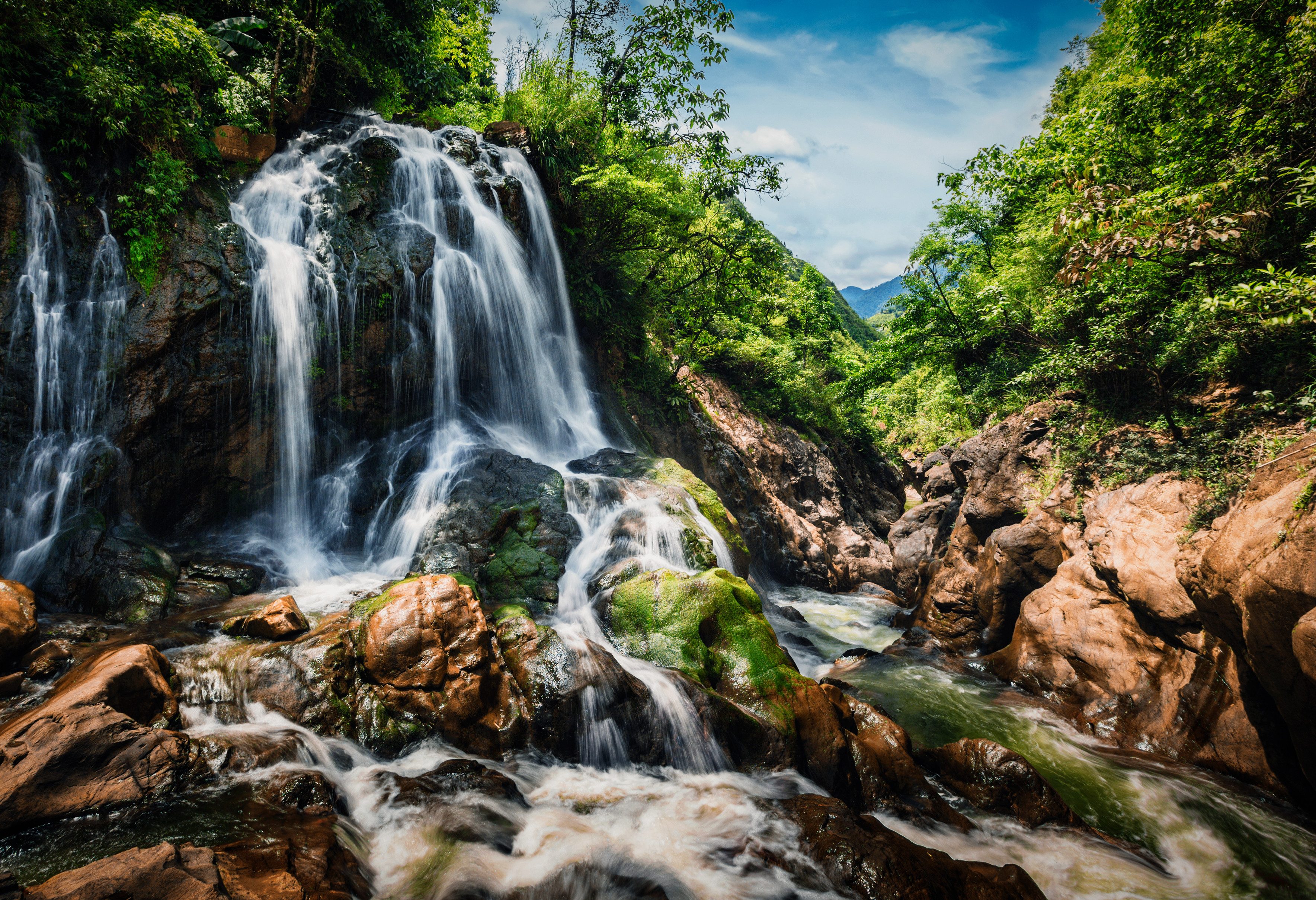 Waterval in de buurt van Cat Cat village in de regio Sapa, Vietnam