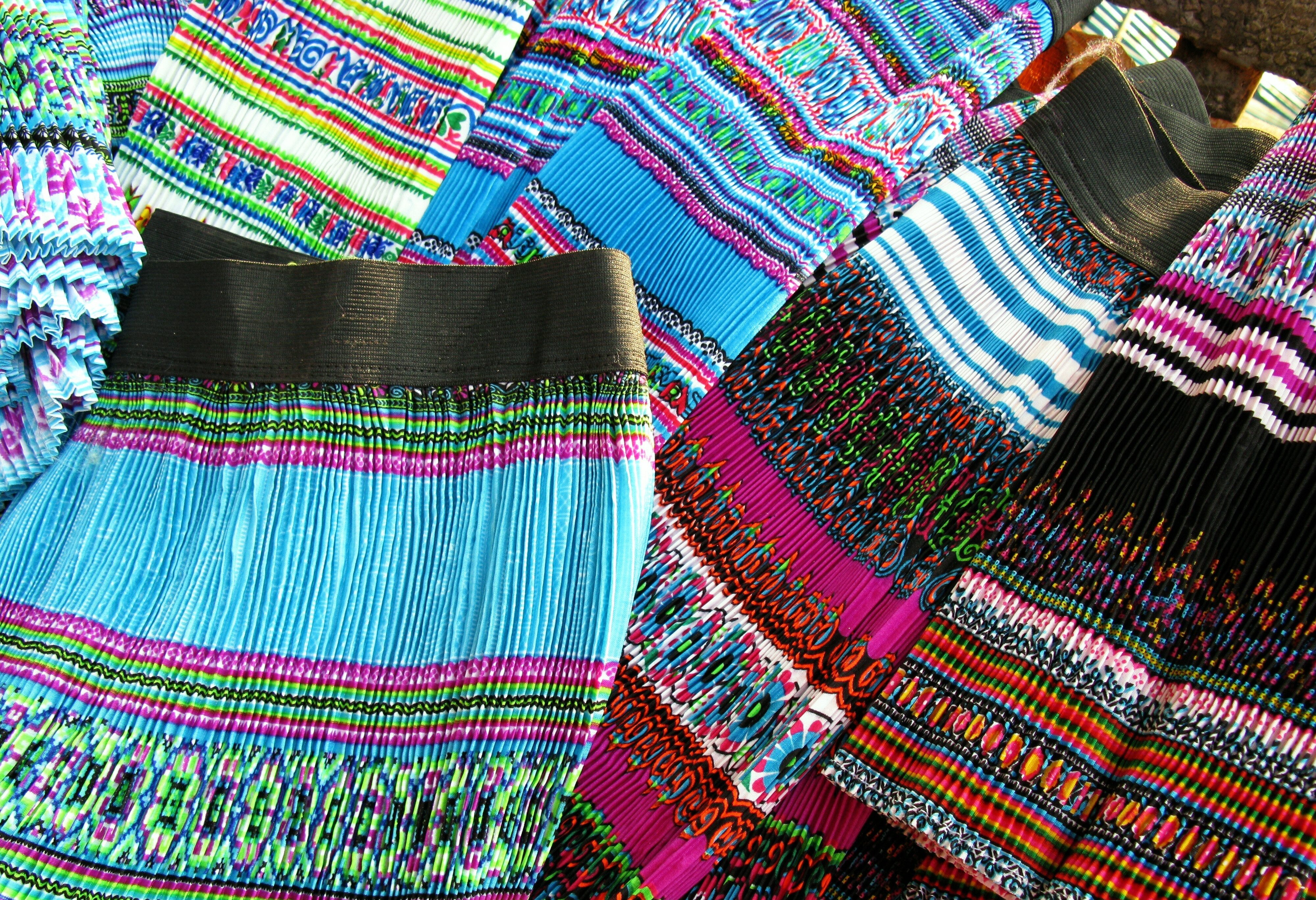 Traditionele kleding van de bergvolkeren op de lokale markt in de regio Sapa in Vietnam