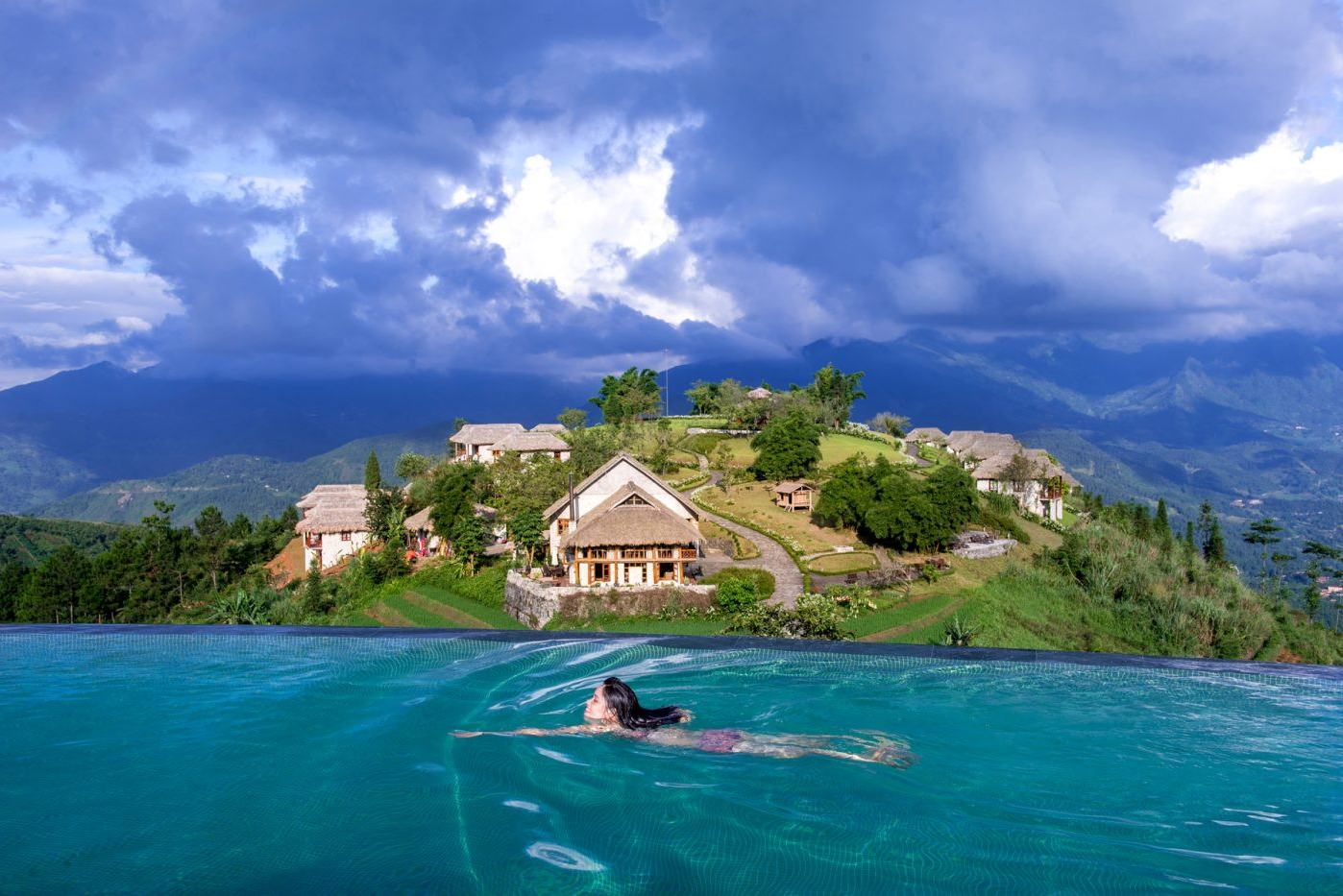 Infinity zwembad in Topas Ecolodge in de regio Sapa in Vietnam