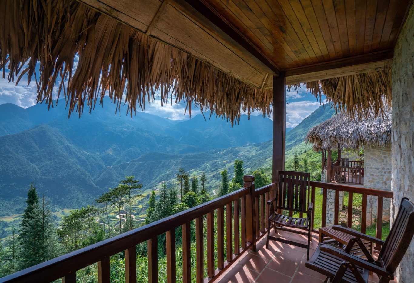 Balkon van de Premium Executive Bungalow in Topas Ecolodge bovenop een heuvel in regio Sapa in Vietnam