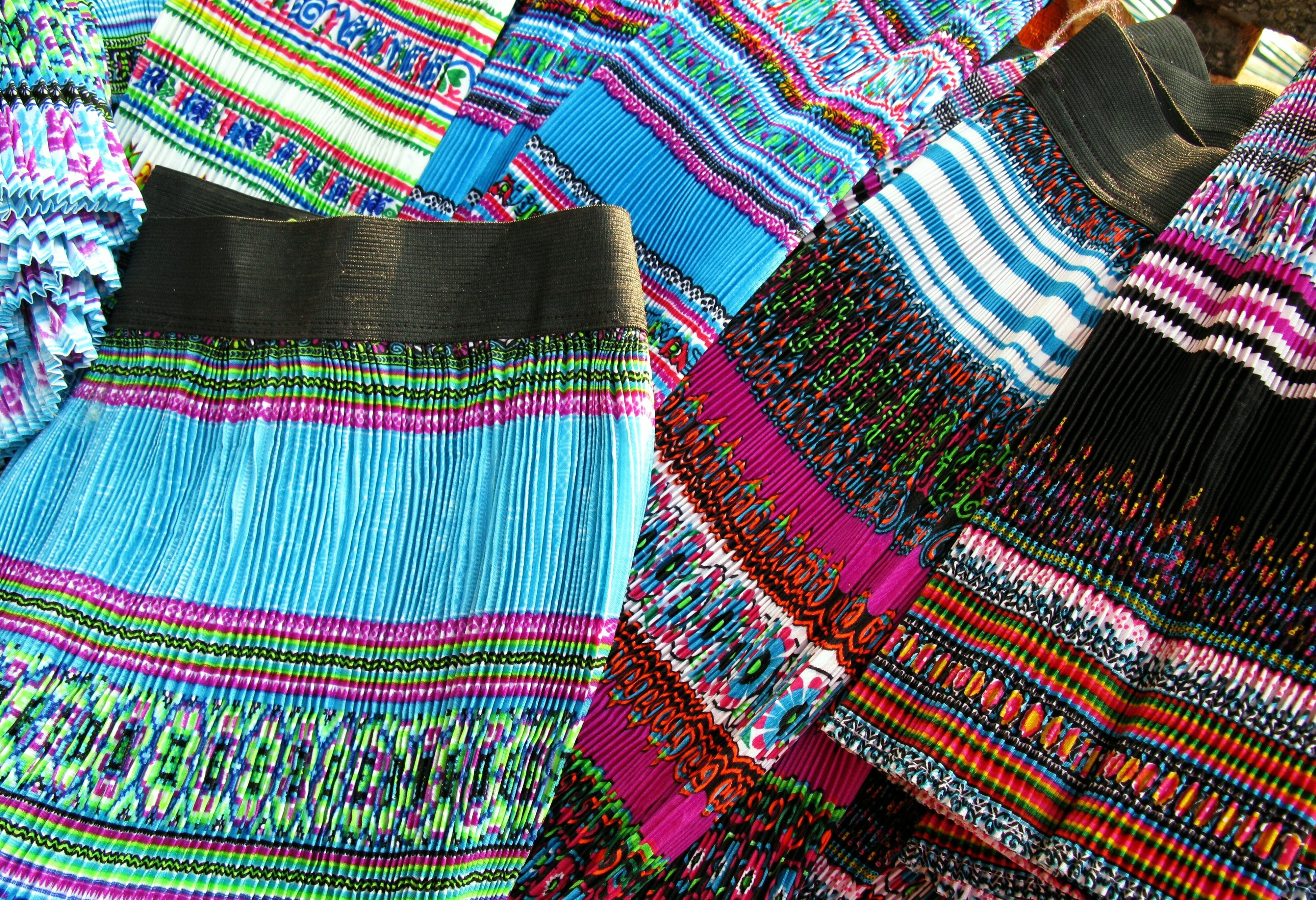 Kleurrijke kleding op de lokale markt in de regio Sapa in Vietnam