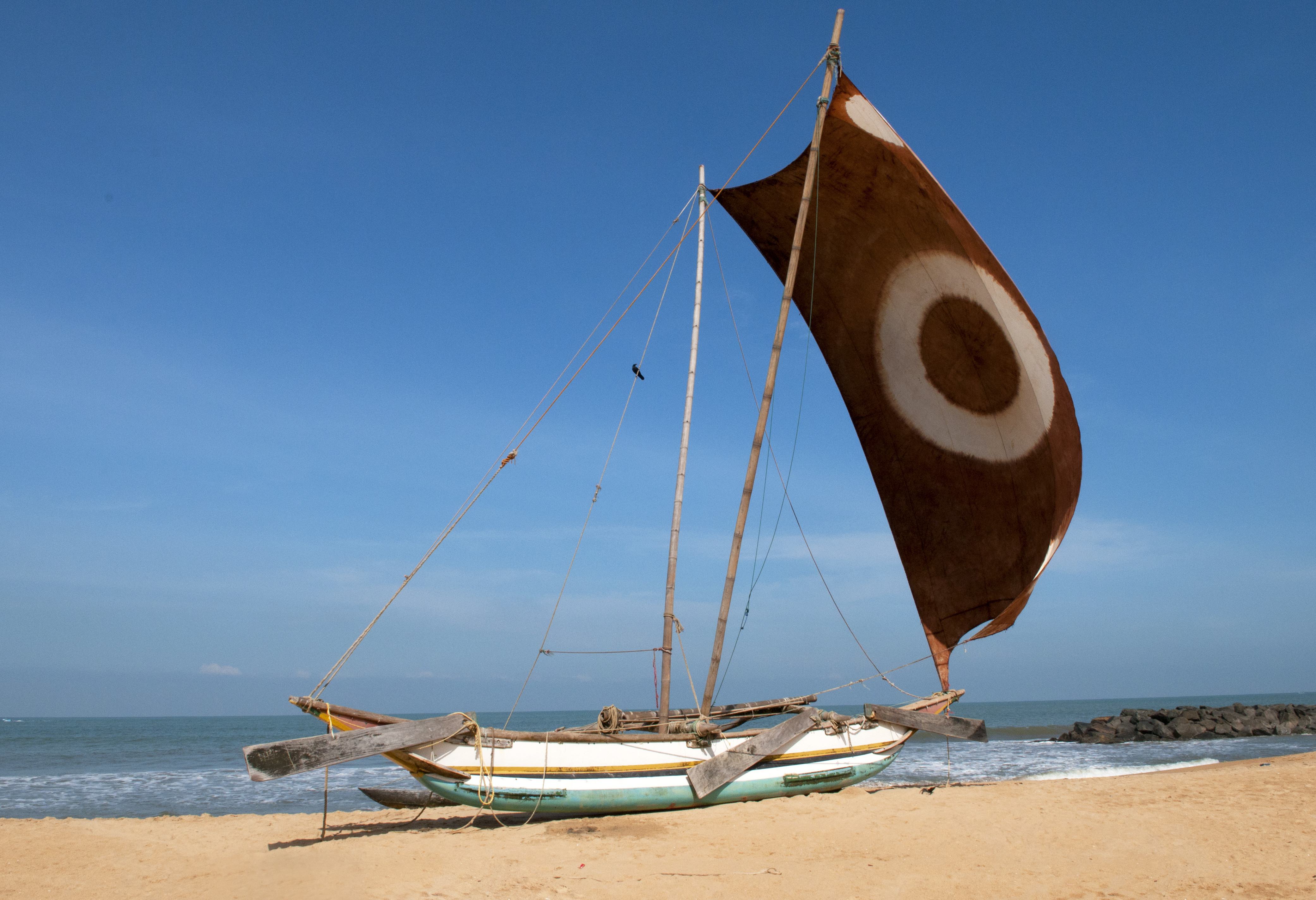 Boot op strand Negombo