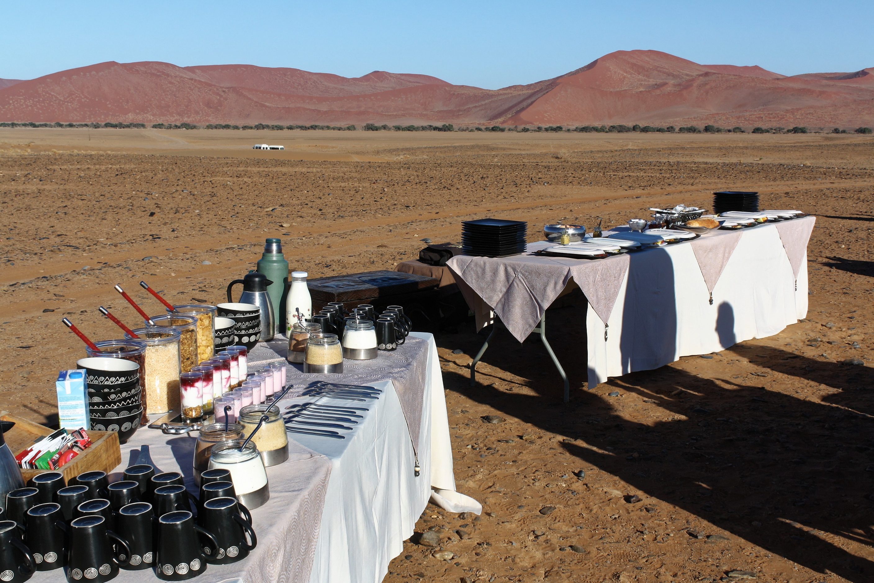 Ontbijt na Ballonvaart in Sossusvlei in Namibië