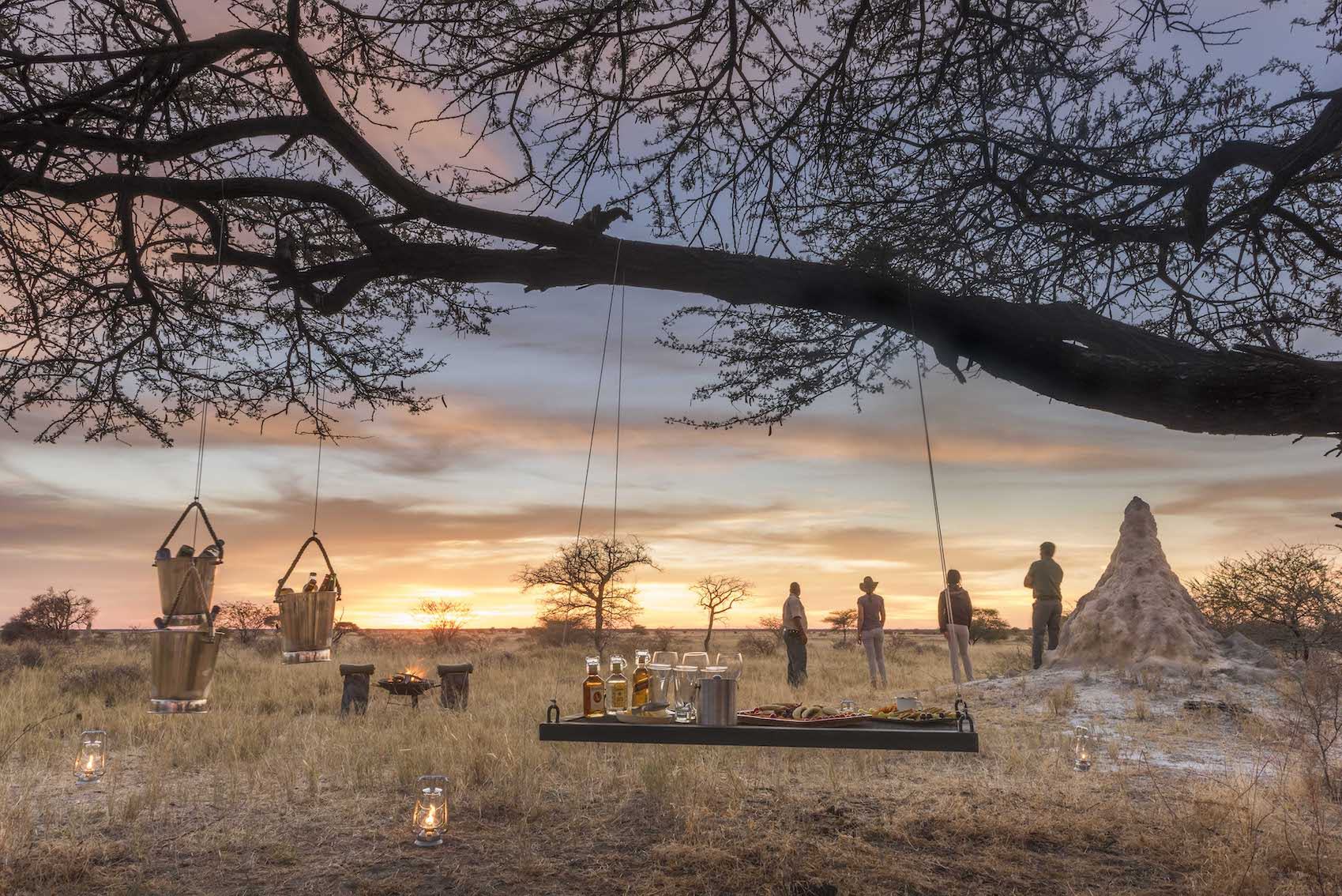 Sundowner tijdens game drive in Etosha in Namibië