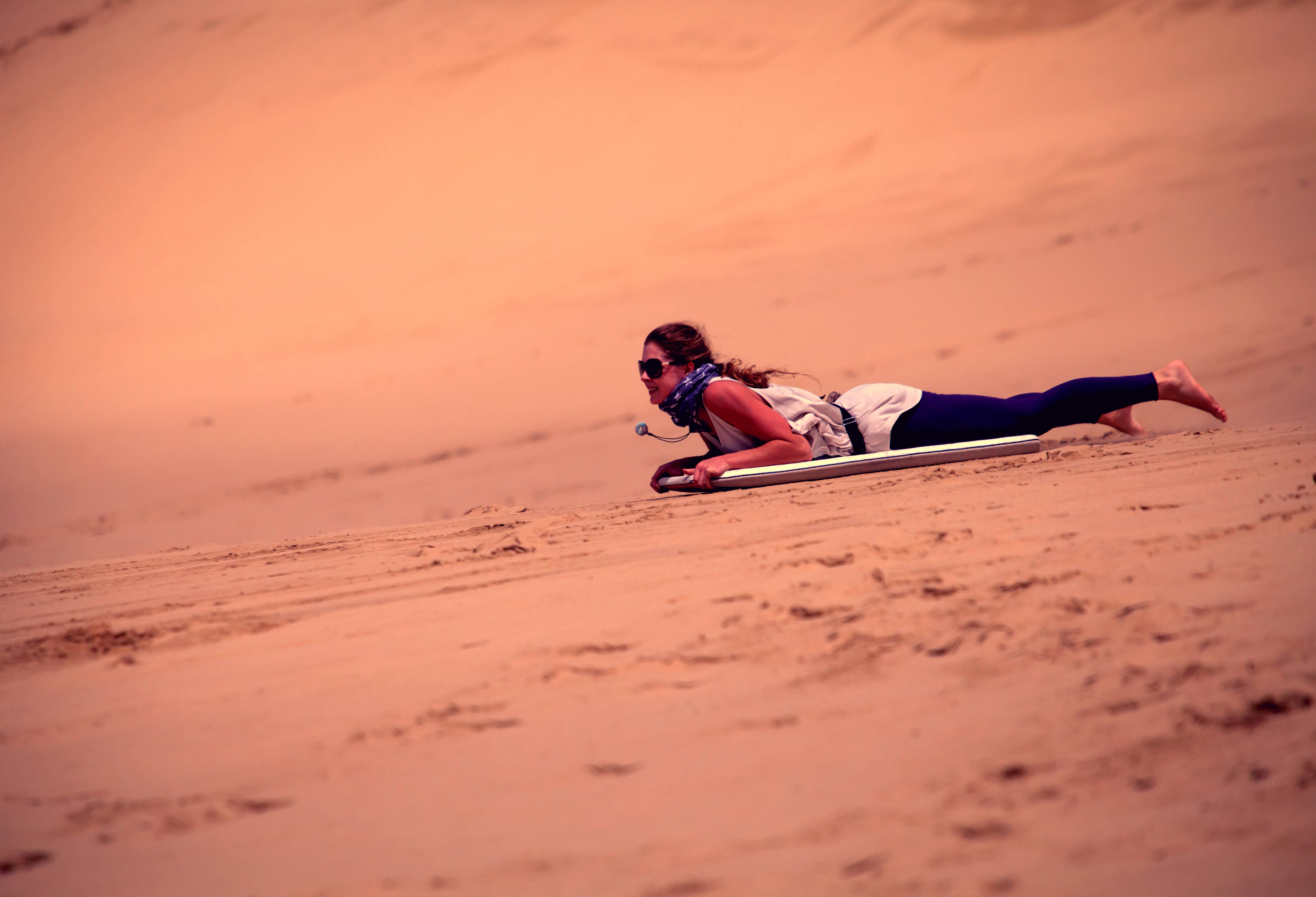 Sandboarden bij Swakopmund in Namibië