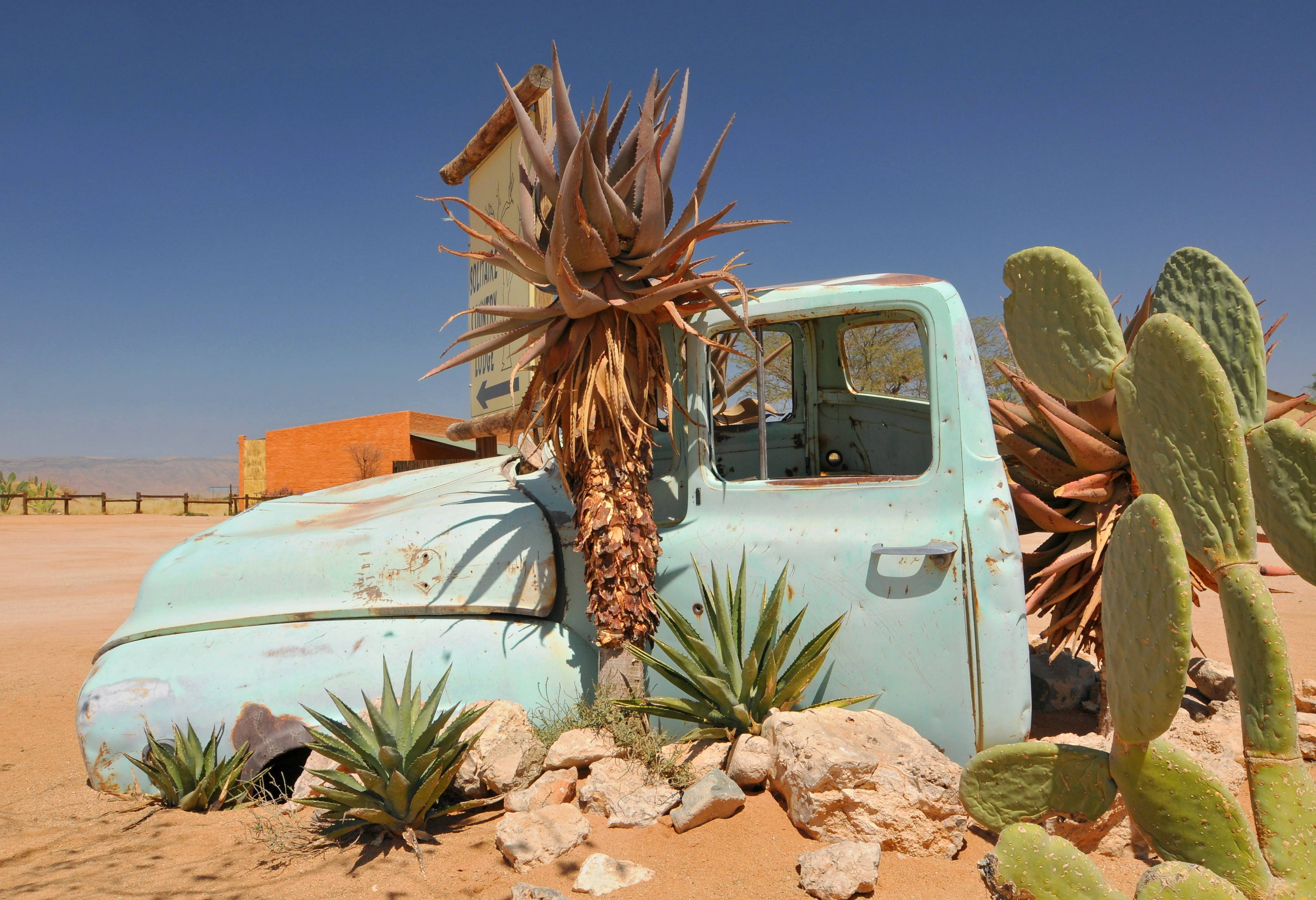 Auto in de Namib Desert  in Namibië