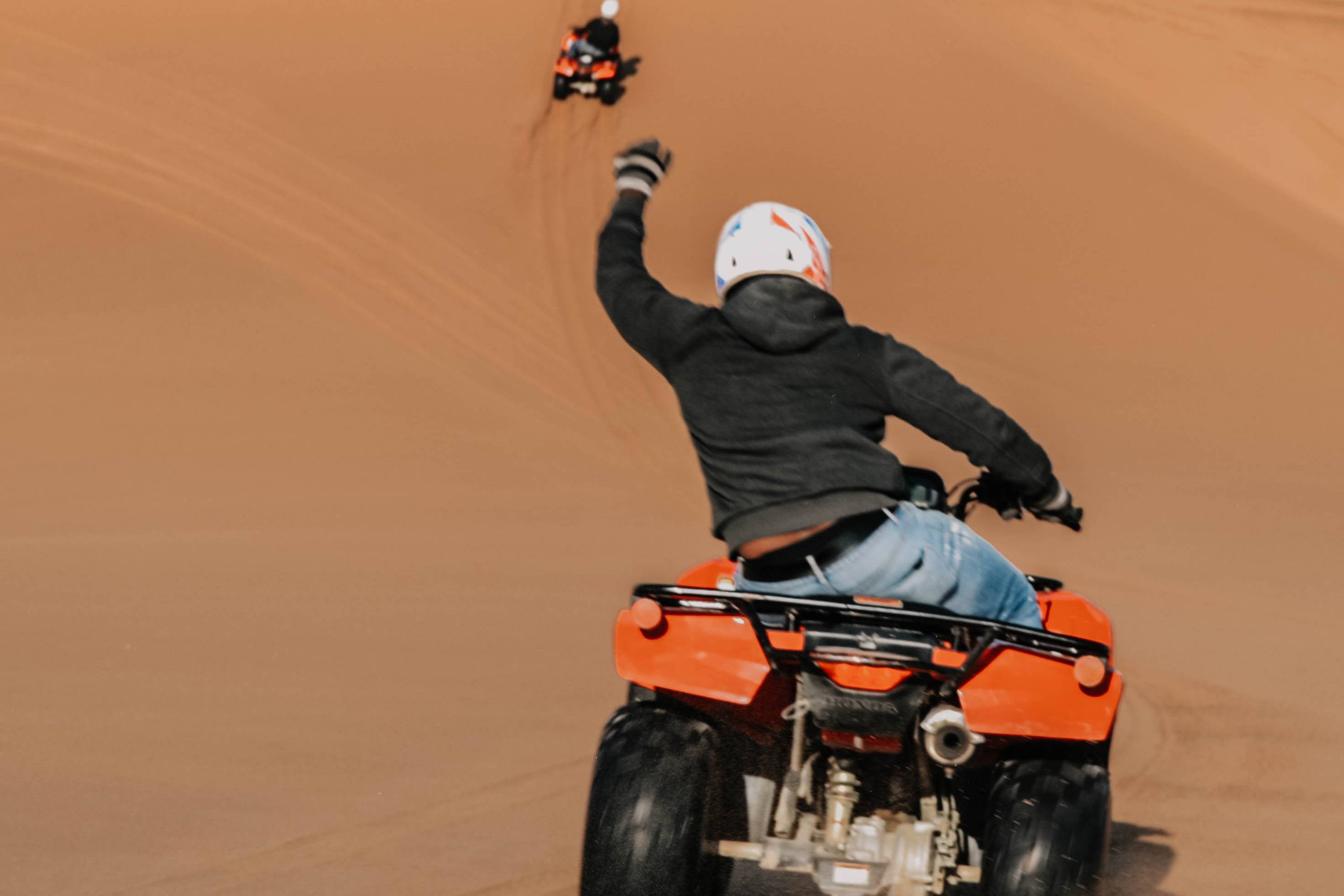 Quad biken in de Namib Desert bij Swakopmund in Namibië