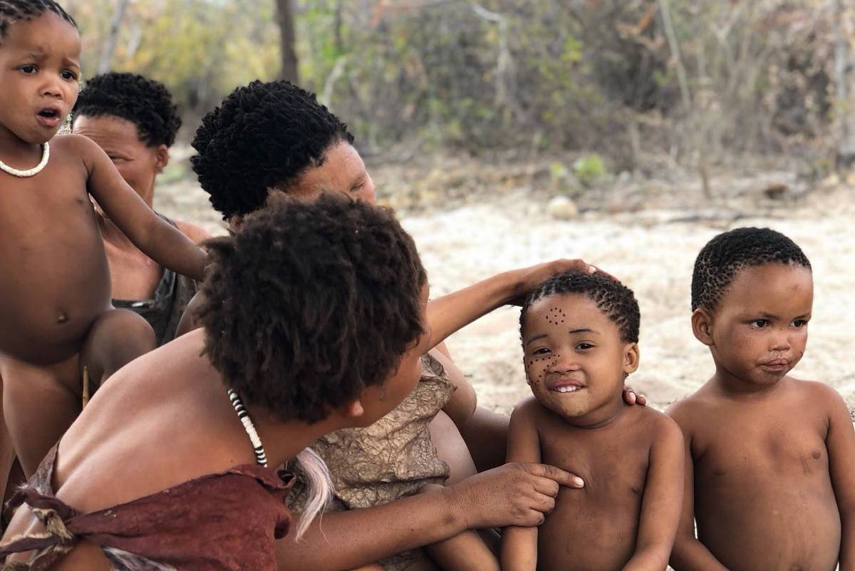 Bosjesmannen vlakbij Fiumi Lodge in Grootfontein in Namibië