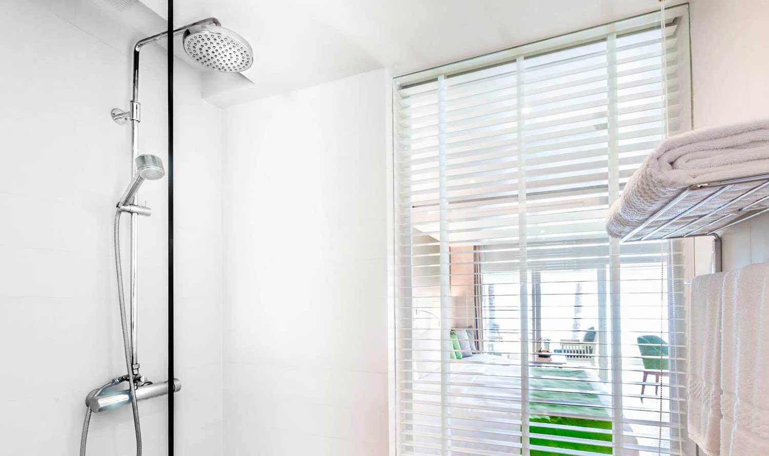 Badkamer van de Deluxe Oceanview kamer in het Amari Phuket resort in Thailand