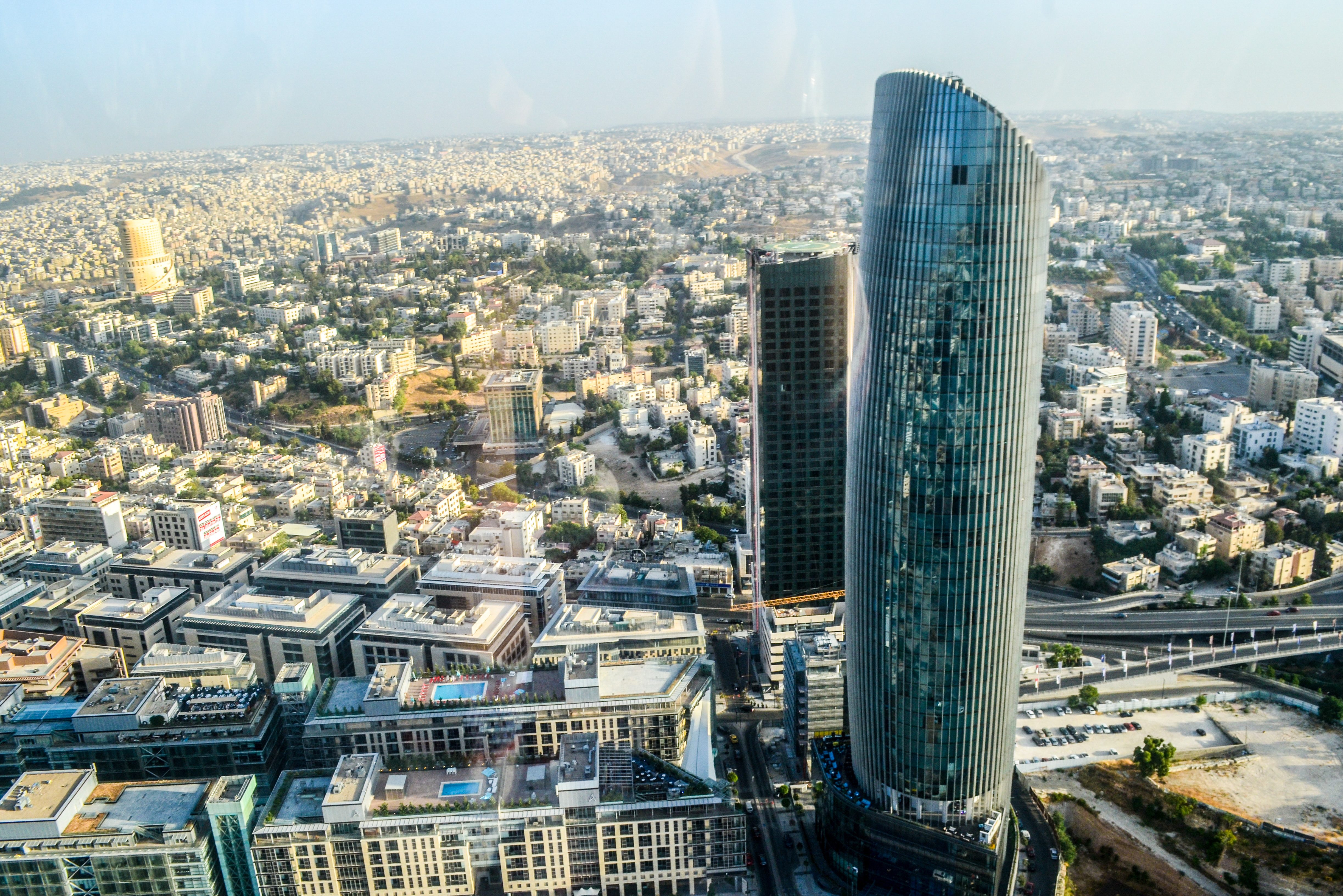 Uitzicht over Amman tijdens de helikoptervlucht in Jordanie