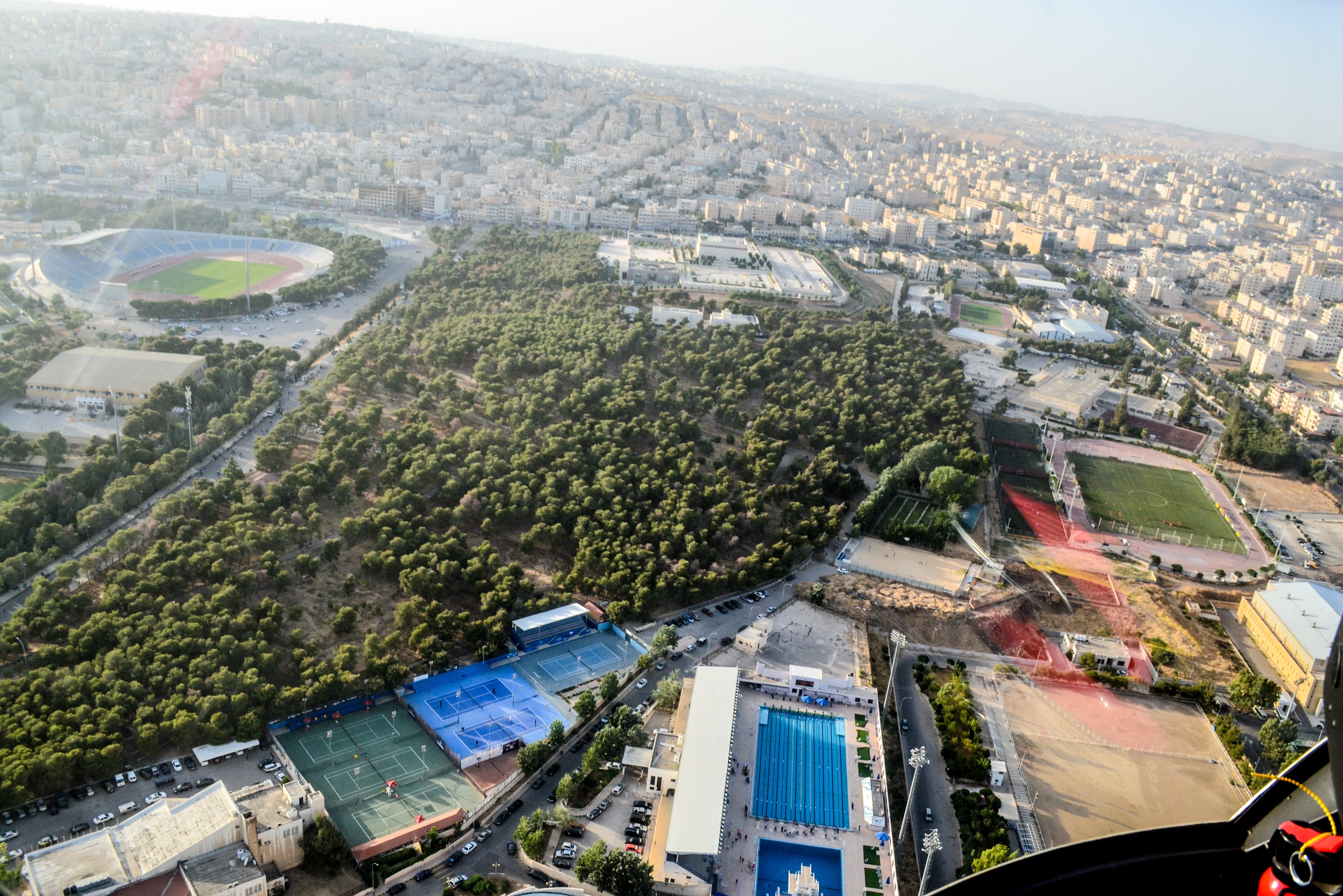Uitzicht tijdens helikoptervlucht over Sports City in Amman in Jordanie
