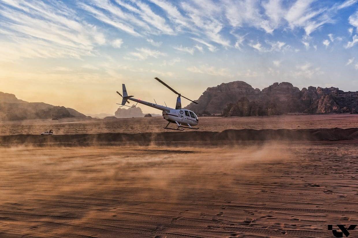 Helikopter stijgt op tijdens excursie helikoptervlucht vanaf Amman naar Mount Nebo in Jordanie