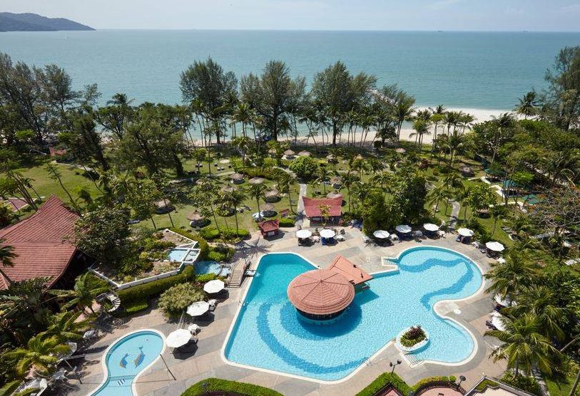 Zwembad en strand van Bayview Beach Resort op Penang in West-Maleisië