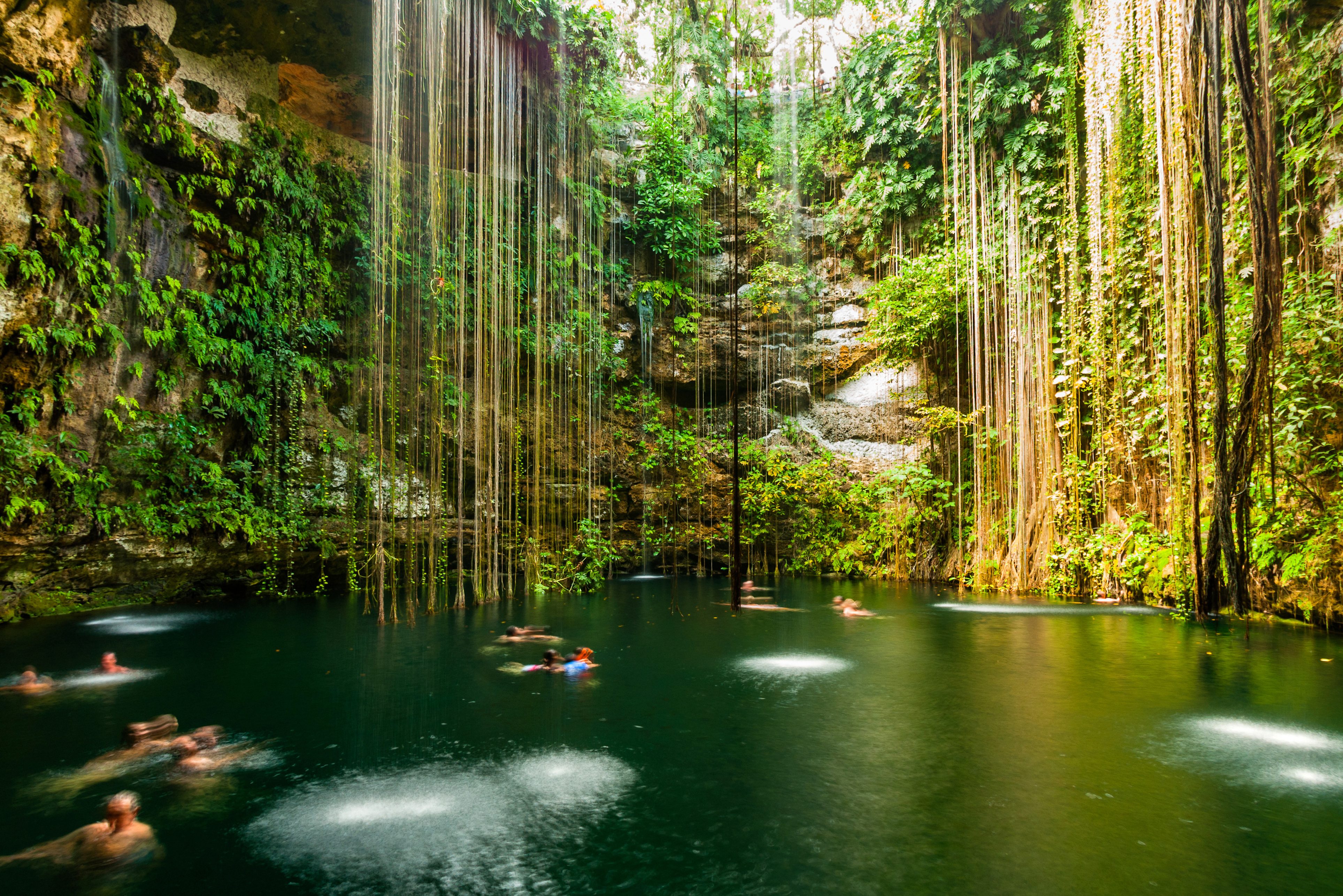 Ik Kil cenote vlakbij Chichen Itza op Yucatan in Mexico