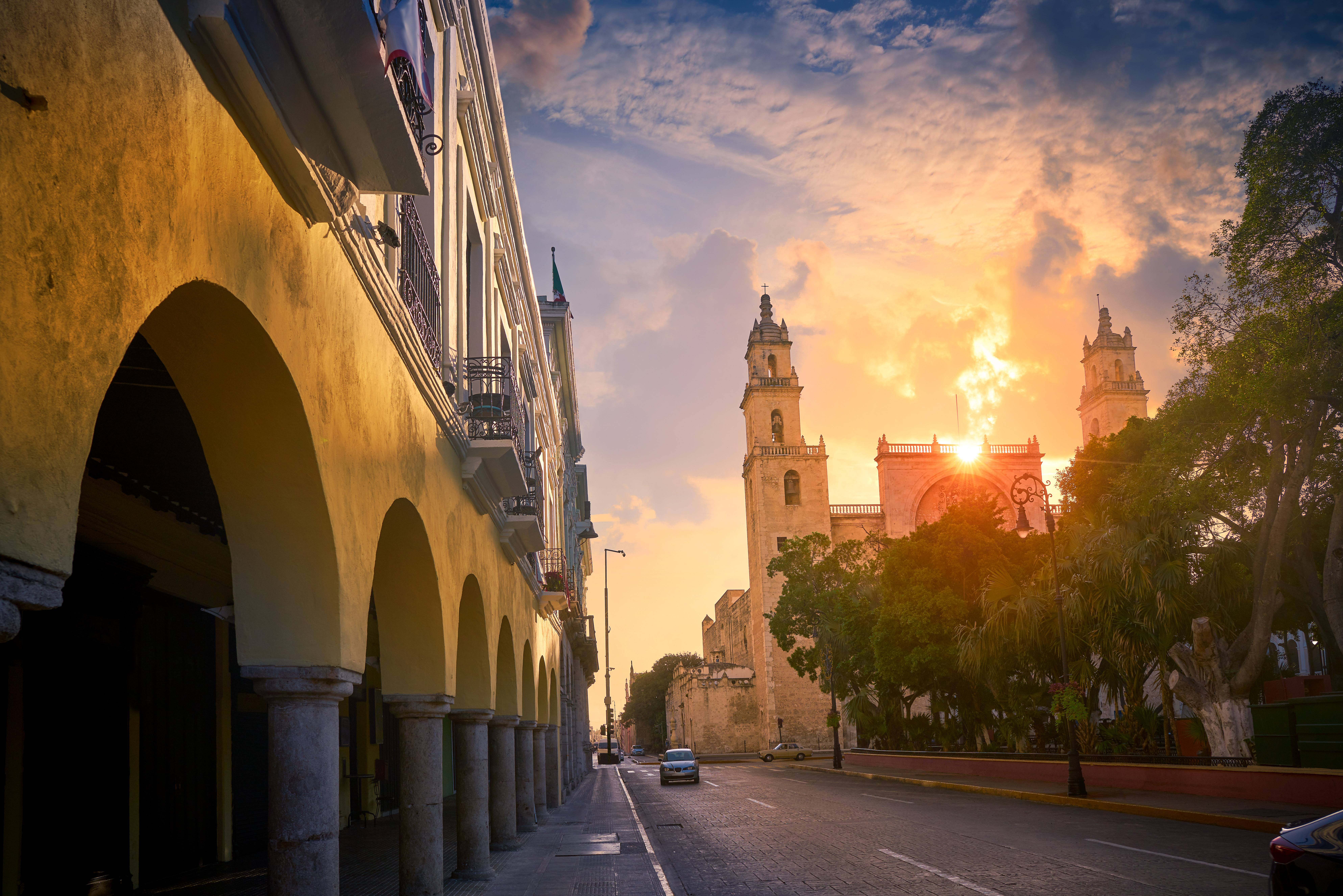 Zonsopgang over de kathedraal van Merida in Yucatan in Mexico