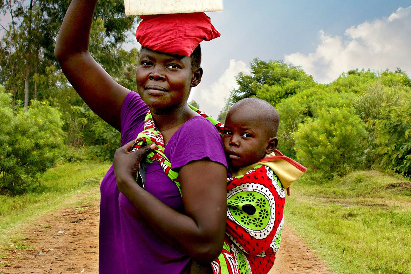 Vrouw met kindje in Uganda