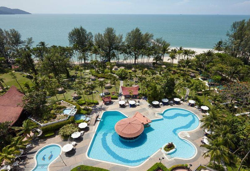 Strand van Bayview Beach Resort op Penang in Maleisië
