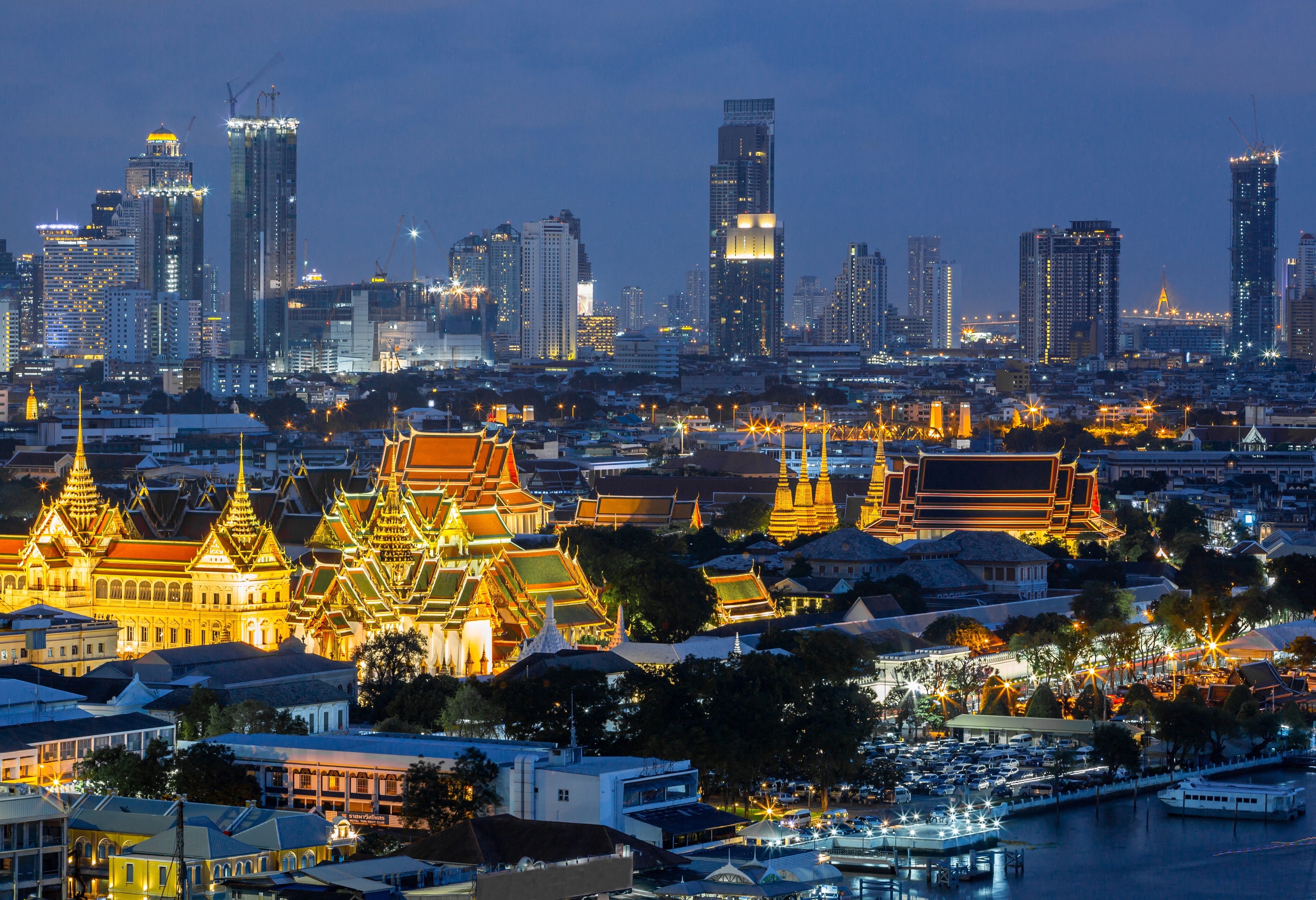 Skyline Bangkok bij nacht
